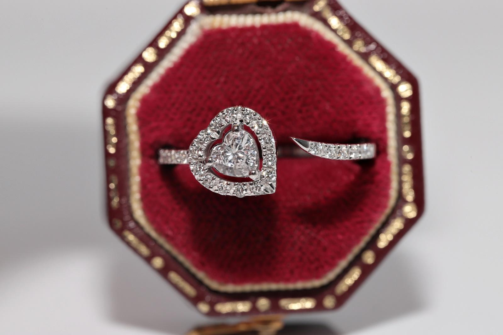 En muy buen estado.
Totalmente es diamante talla corazón 0,28 ct.
Totalmente es diamante talla brillante lateral 0.32 ct.
El diamante es de color F-G y claridad vvs1-vs1.
La talla del anillo es US 6.25
Podemos fabricar cualquier tamaño.
La caja no