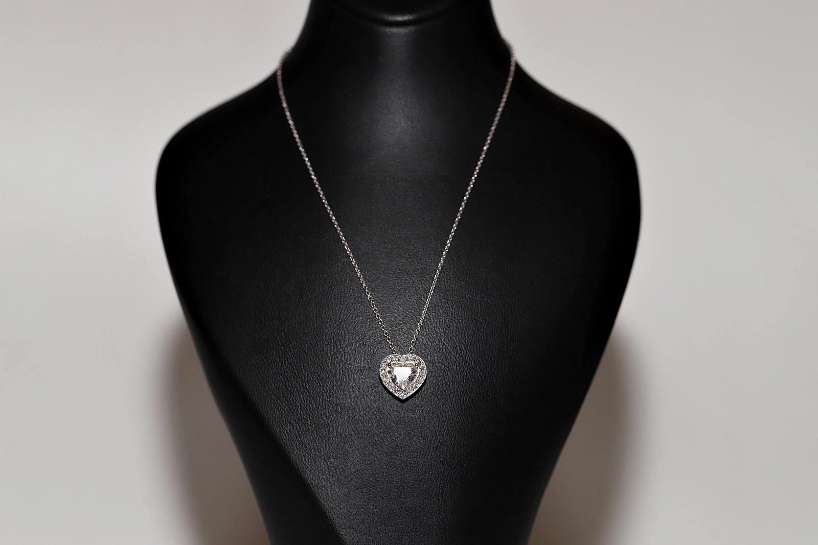 In sehr gutem Zustand.
Das Gesamtgewicht beträgt 2.4 Gramm.
Der Hauptdiamant im Herzschliff 0,70 ct.
Der seitliche Diamant im Brillantschliff hat insgesamt 0,12 ct.
Der Diamant hat im Allgemeinen die Farbe H und die Reinheit V.
Die Gesamtlänge der