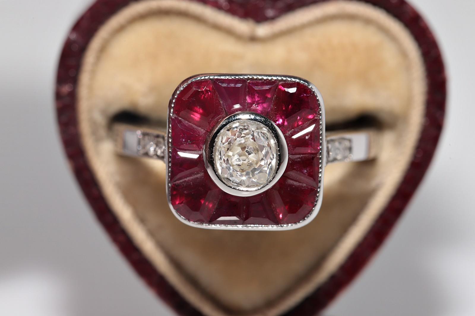 En très bon état.
Le poids total est de 4.6 grammes.
Le principal diamant de taille ancienne 0.52 ct.
Le diamant latéral est de 0,09 ct.
Le diamant est généralement de couleur H et de pureté vvs1.
Totalement en rubis 2 ct.
La taille de la bague est