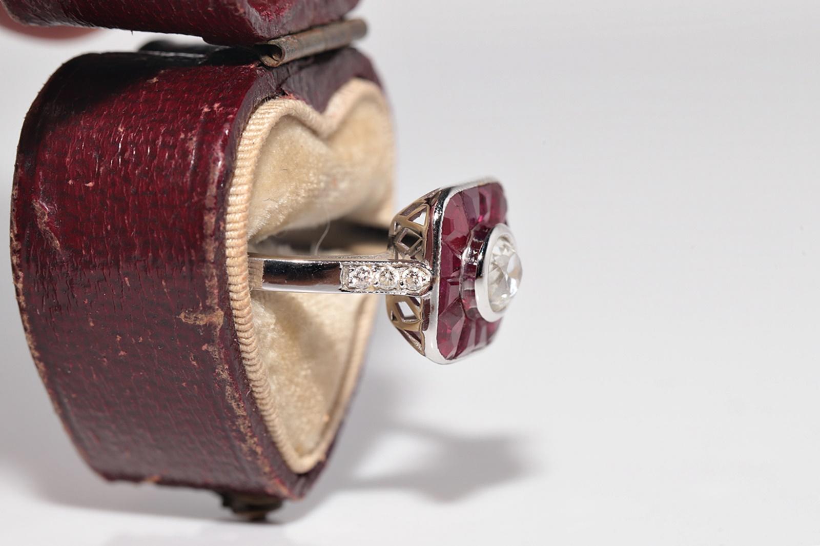 Moderne New Made Bague en or 18k ornée d'un diamant naturel taille ancienne et d'un rubis taille baguette en vente