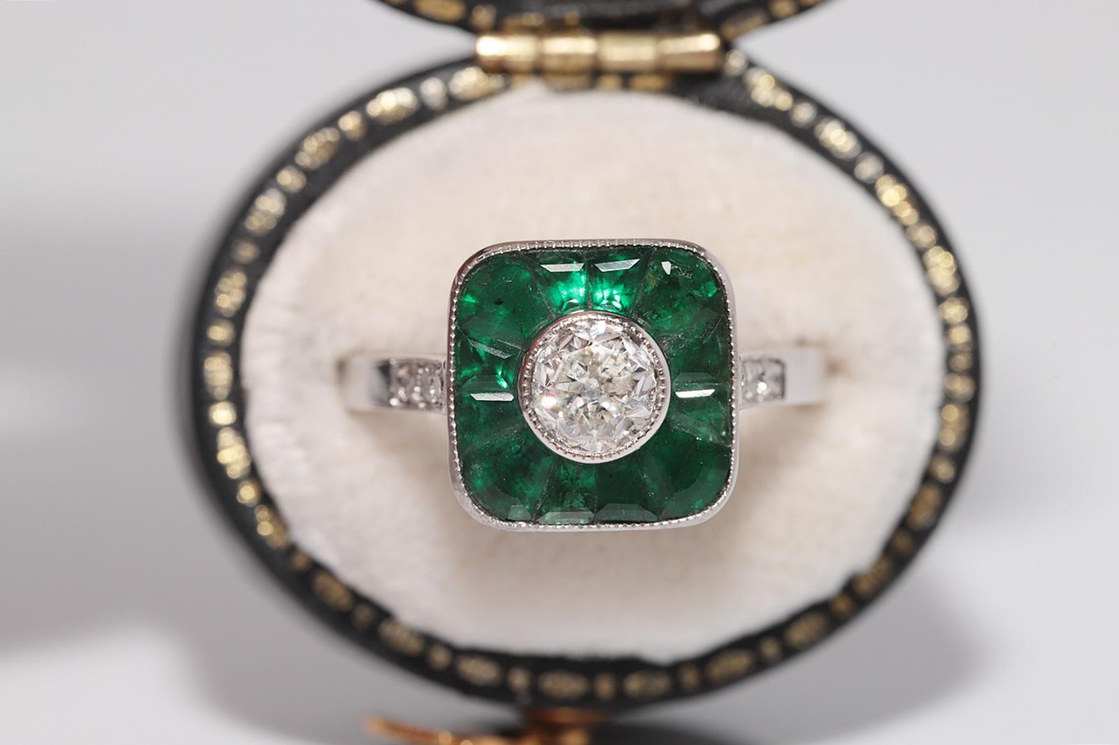 In sehr gutem Zustand.
Das Gesamtgewicht beträgt 4.5 Gramm.
Total ist Haupt alt geschliffener Diamant 0,60 ct.
Insgesamt ist Seite Diamant 0,11 ct.
Der Diamant hat eine Farbe von G-H und eine Reinheit von S1.
Insgesamt ist Smaragd 2 ct.
Ringgröße