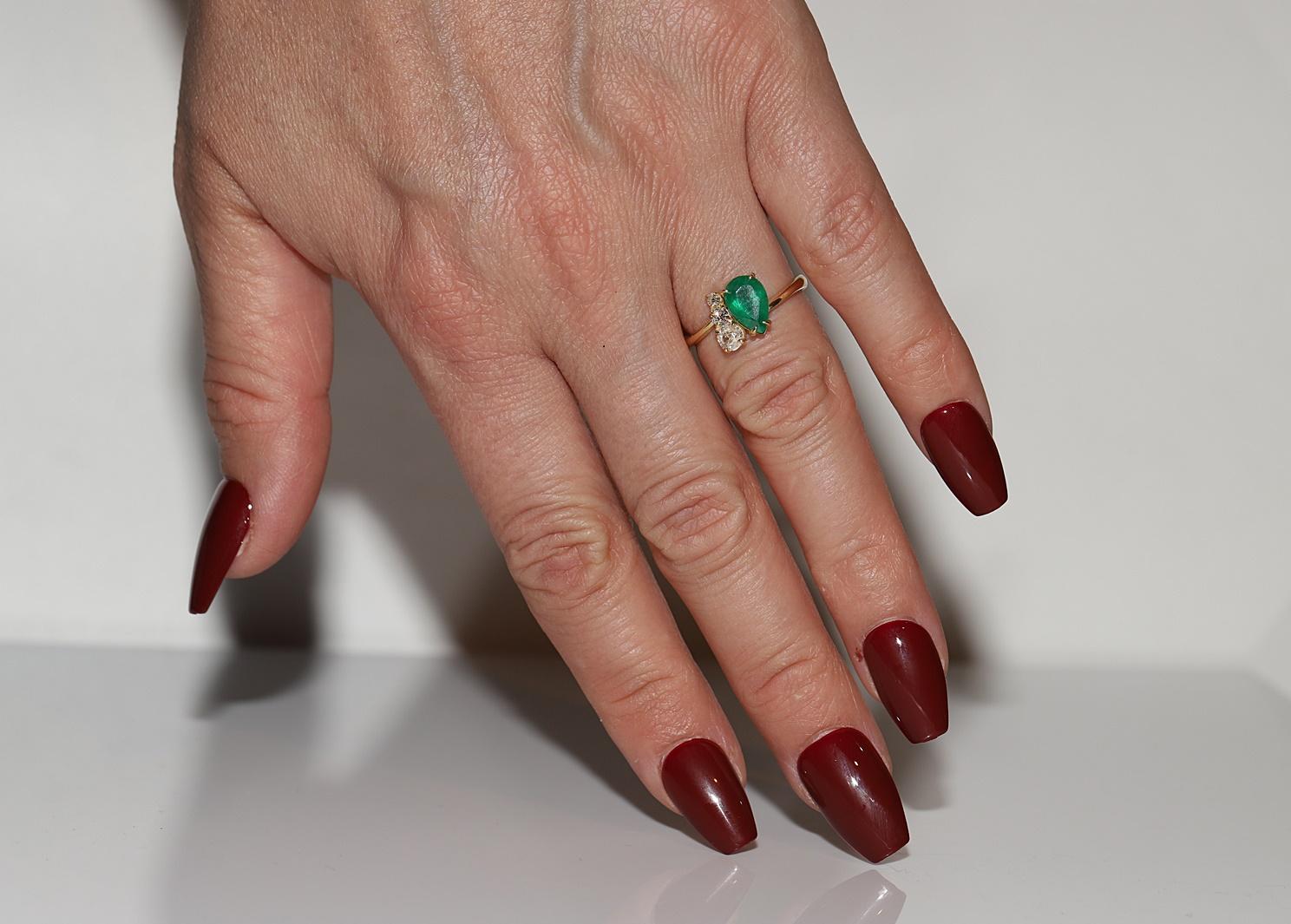 Bague neuve fabriquée en or 18 carats, diamant naturel taille ancienne et émeraude taille poire en vente 6