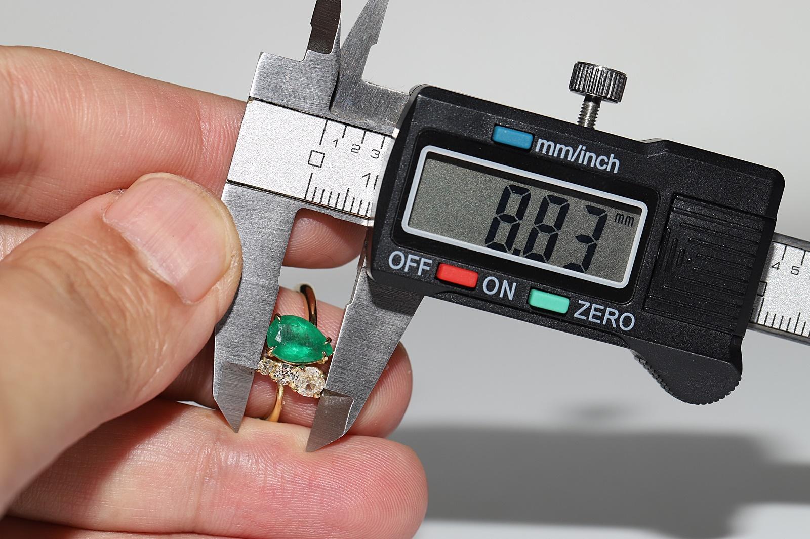 Neuer 18 Karat Gold natürlicher Smaragdring mit Diamant im Altschliff und Smaragd im Birnenschliff Damen im Angebot