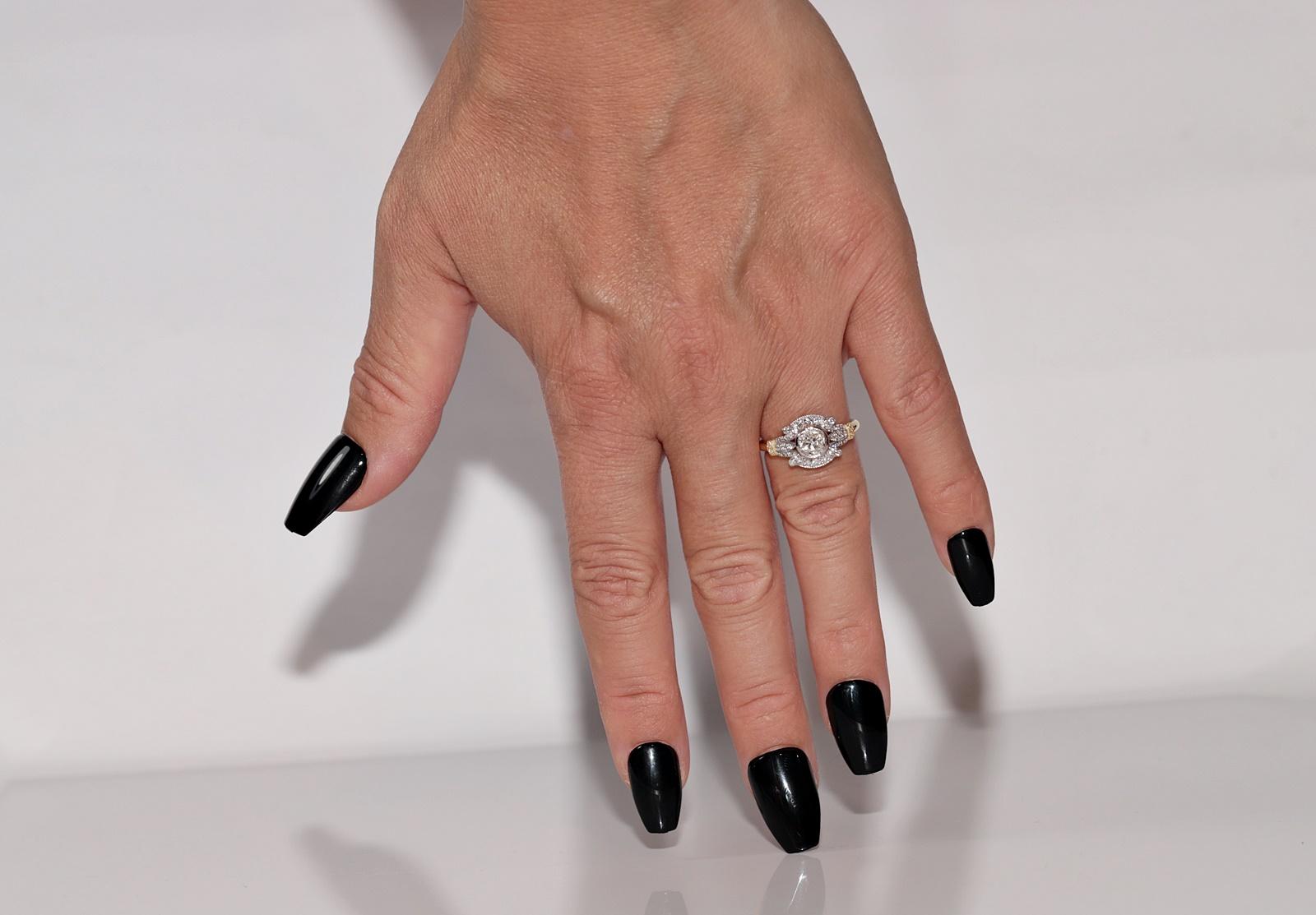In sehr gutem Zustand.
Das Gesamtgewicht beträgt 3.8 Gramm.
Totally ist Haupt alt geschliffenen Diamanten 0.83 ct.
Insgesamt ist Seite Brillantschliff Diamant 0.27 ct.
Der Diamant hat im Allgemeinen die Farbe H-I und die Reinheit s1-s2.
Ringgröße