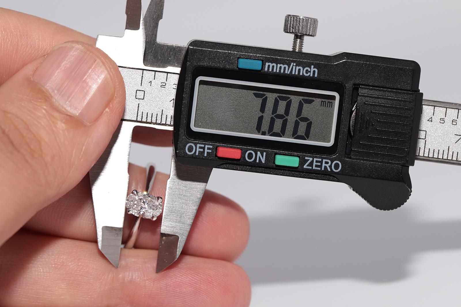 New Made Bague solitaire en or 18k ornée d'un diamant naturel de taille ovale en vente 5