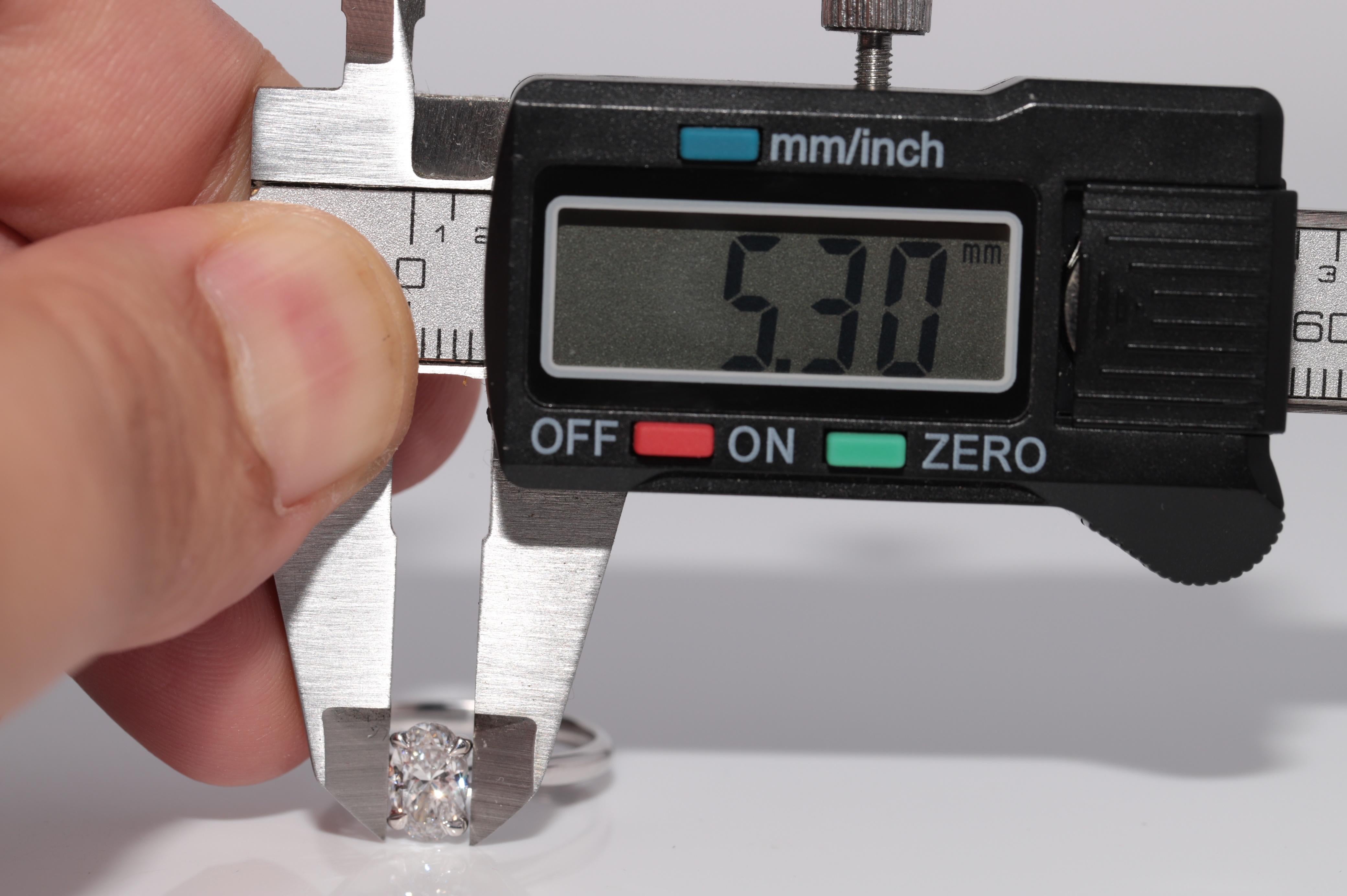 New Made Bague solitaire en or 18k ornée d'un diamant naturel de taille ovale en vente 6