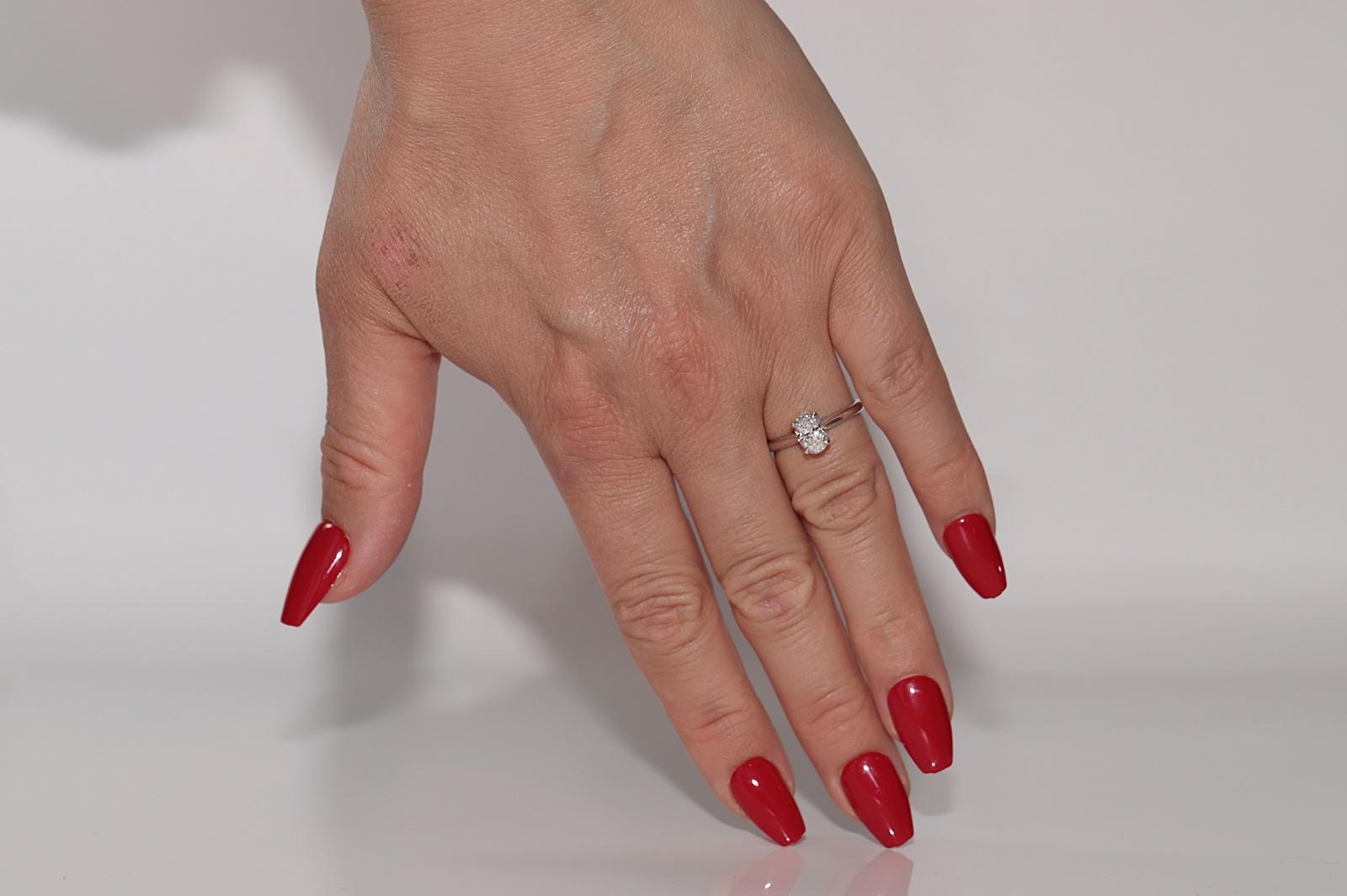 New Made Bague solitaire en or 18k ornée d'un diamant naturel de taille ovale en vente 13