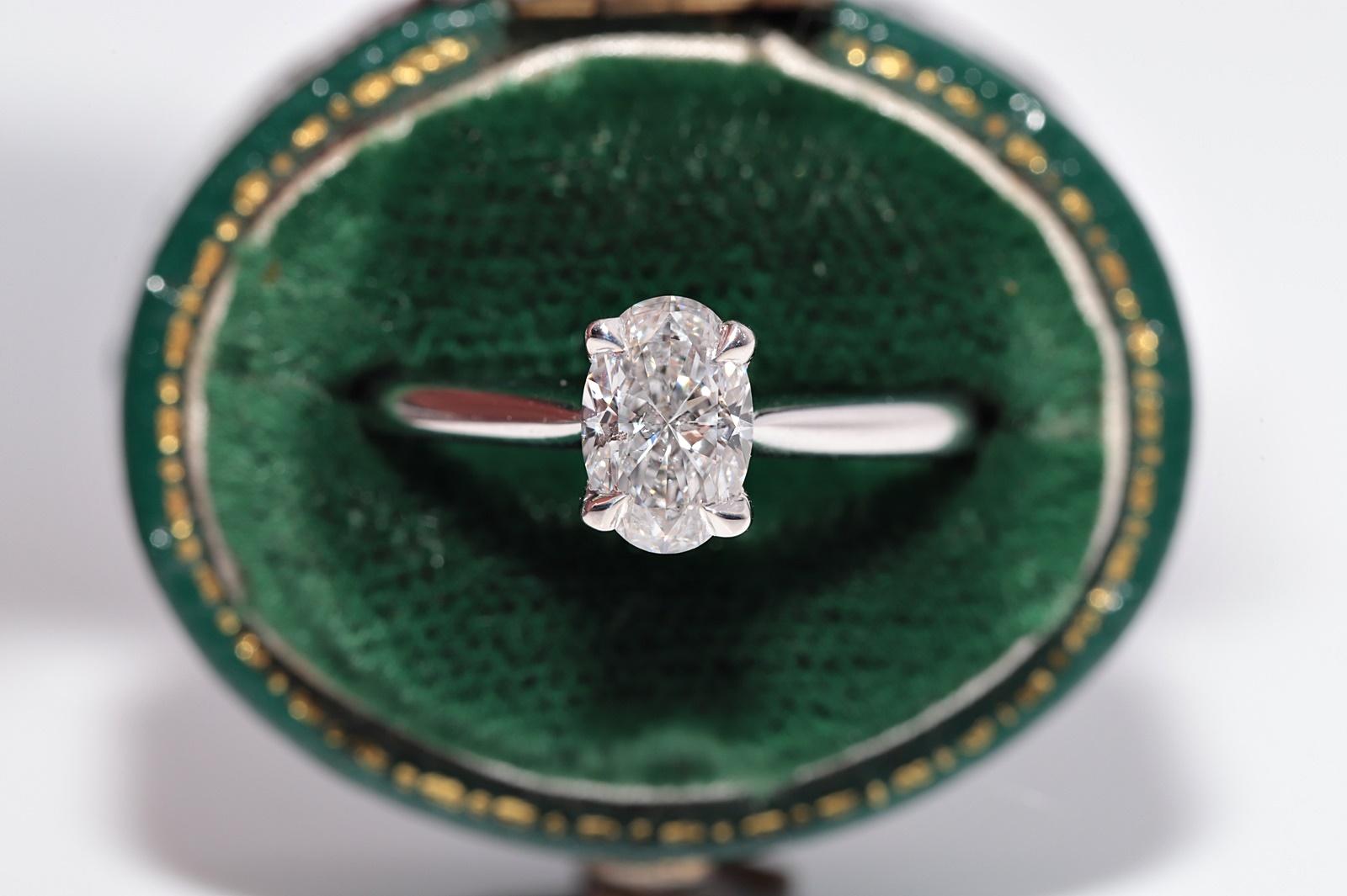 En très bon état.
Le poids total est de 2.4 grammes.
Totalement est un diamant de 0,90 ct.
Le diamant est de couleur E et de pureté S2.
La taille de la bague est de 6,5
Nous pouvons fabriquer n'importe quelle taille.
La boîte n'est pas