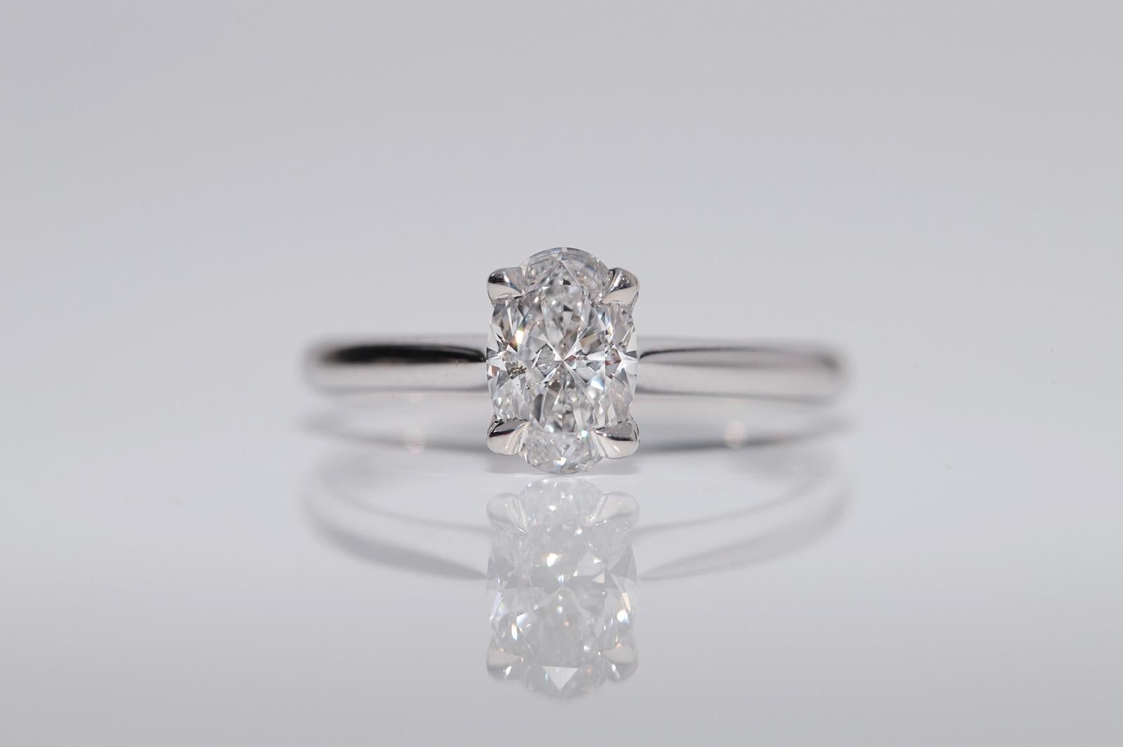 Neu Hergestellter 18k Gold Natürlicher Ovalschliff Diamant Dekorierter Solitär Ring mit Solitär Damen im Angebot