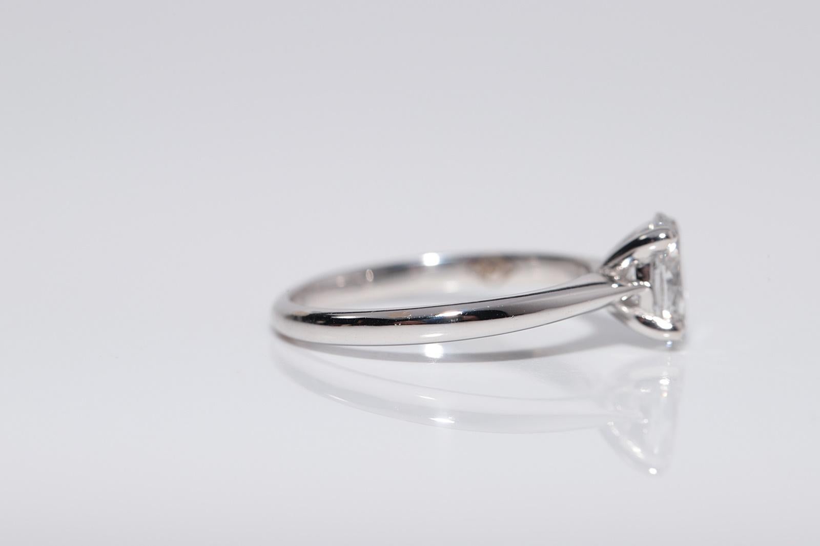 Neu Hergestellter 18k Gold Natürlicher Ovalschliff Diamant Dekorierter Solitär Ring mit Solitär im Angebot 2