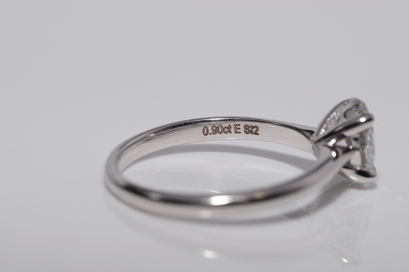 New Made Bague solitaire en or 18k ornée d'un diamant naturel de taille ovale en vente 3