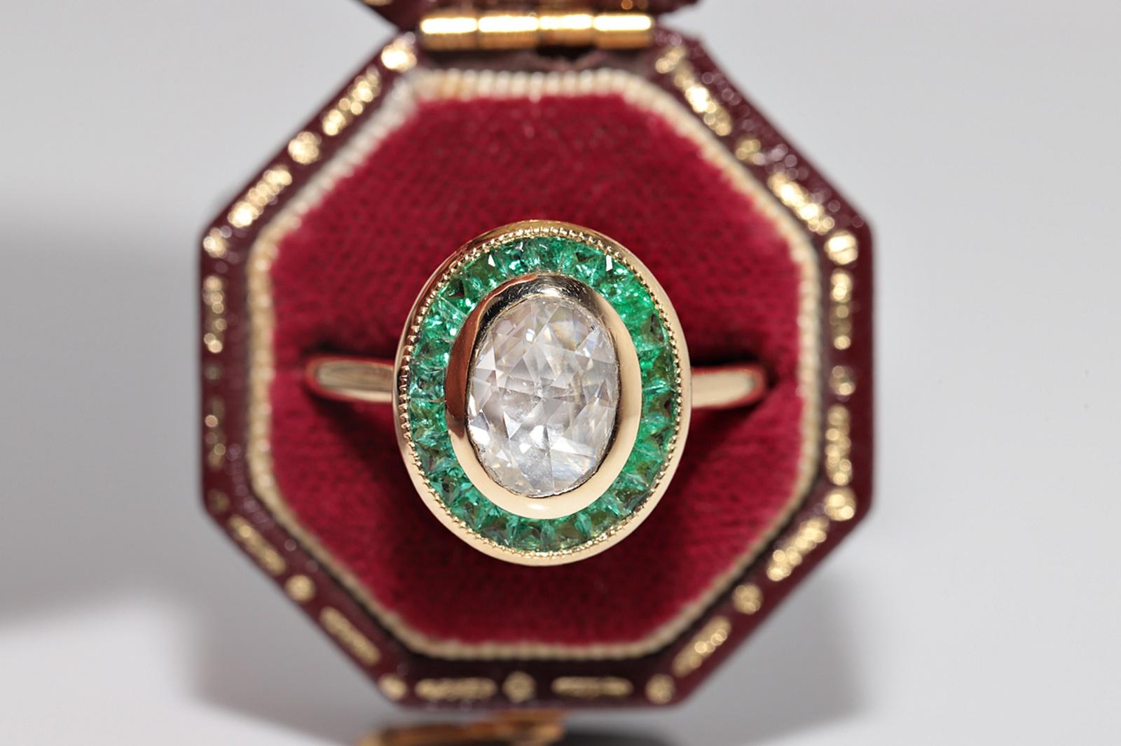 En très bon état.
Le poids total est de 7,2 grammes. 0,86 ct de diamant.
Le diamant est de couleur H et de pureté S1.
Totalement est côté émeraude 0.75 ct.
La taille de la bague est de 7 US
Nous pouvons fabriquer n'importe quelle taille.
La boîte