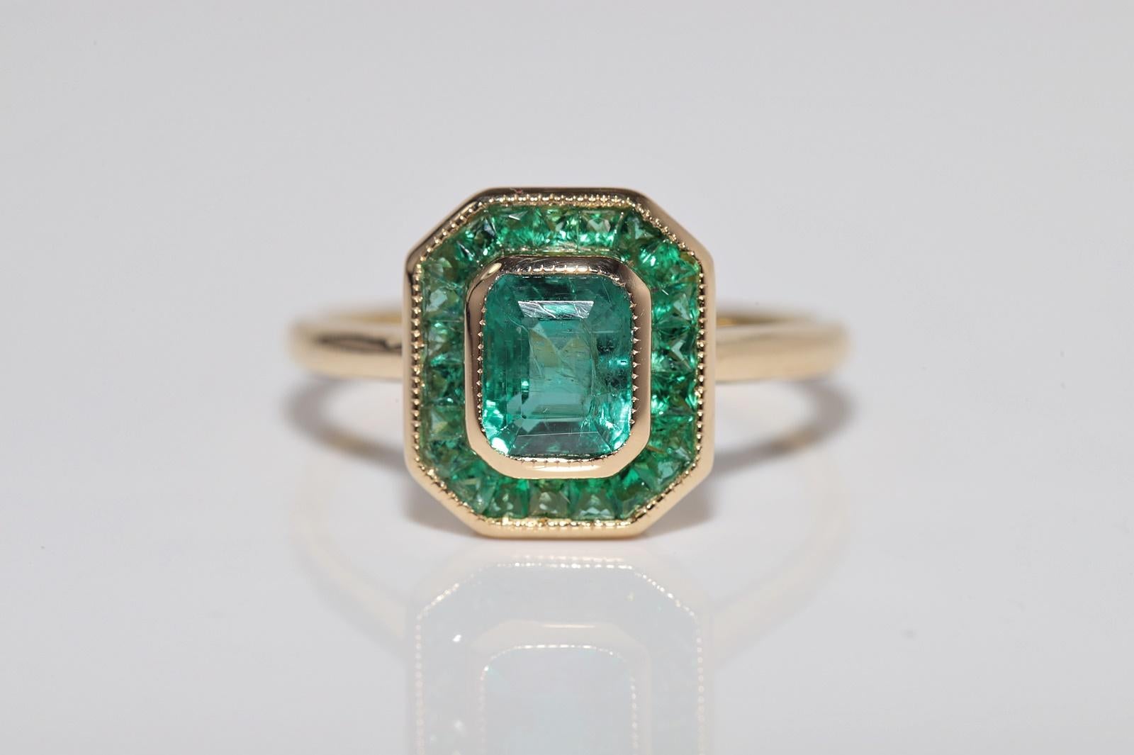 New Made 18k Gold Natural Square Cut und Kaliber Cut Emerald Ring (Carréeschliff) im Angebot