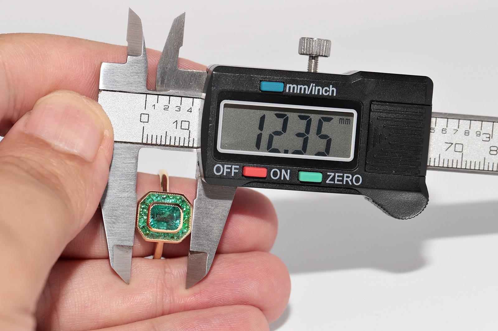 New Made 18k Gold Natural Square Cut und Kaliber Cut Emerald Ring im Angebot 1