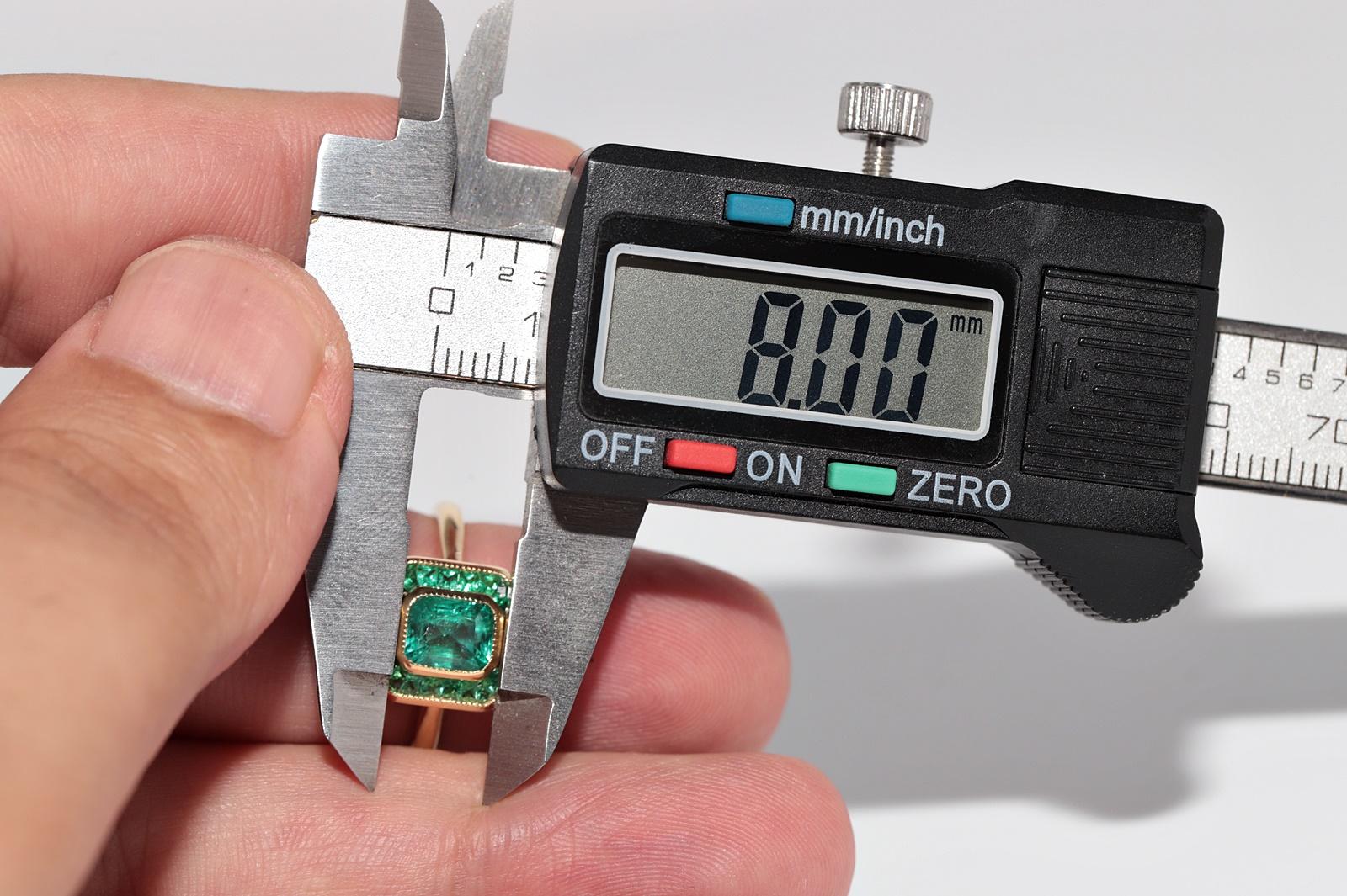 New Made 18k Gold Natural Square Cut und Kaliber Cut Emerald Ring im Angebot 2