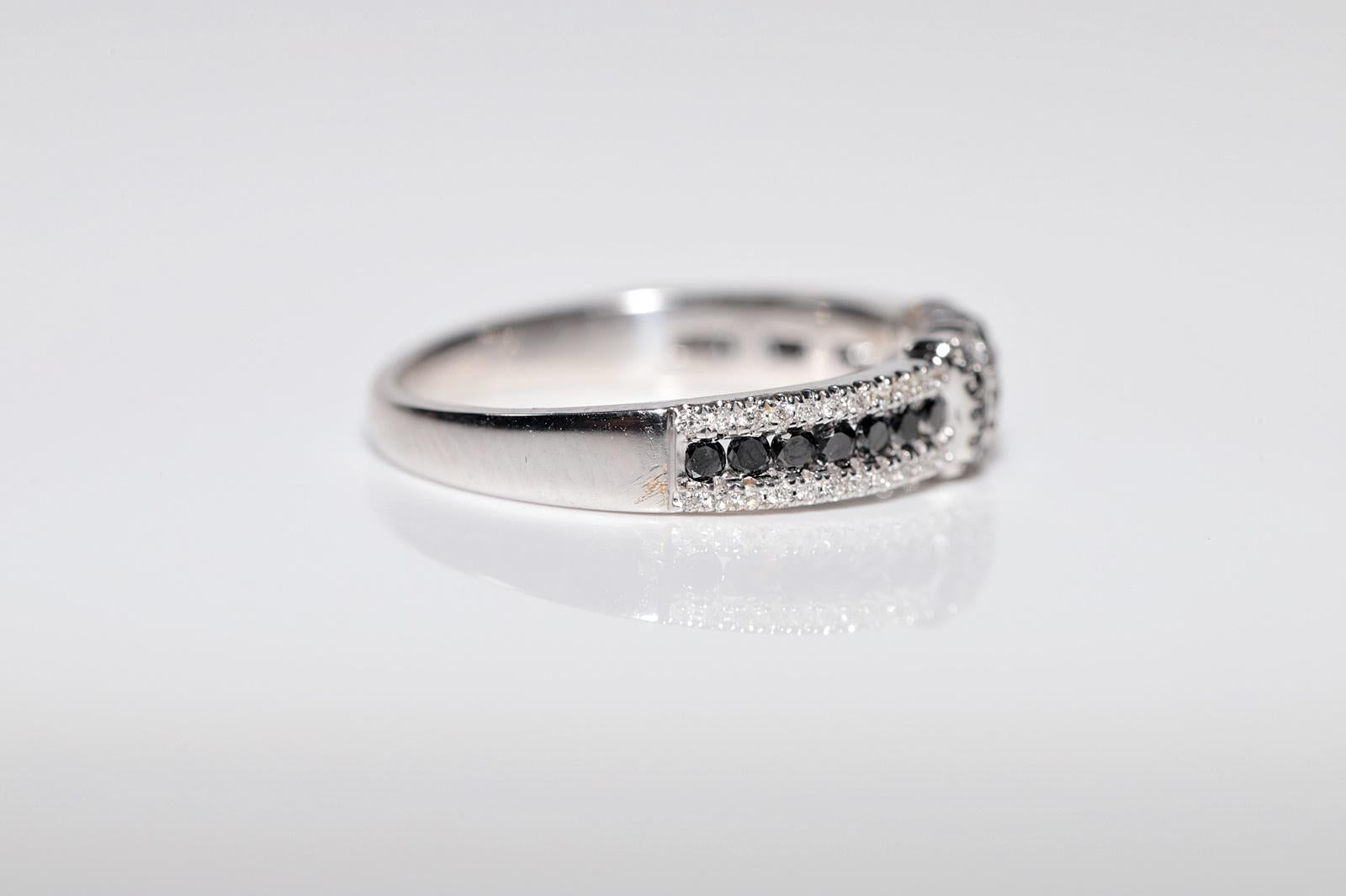 Bague de fabrication neuve en or 18 carats avec diamants blancs naturels et noirs en vente 4