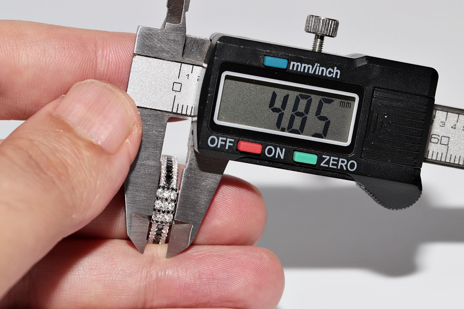 Bague de fabrication neuve en or 18 carats avec diamants blancs naturels et noirs en vente 10