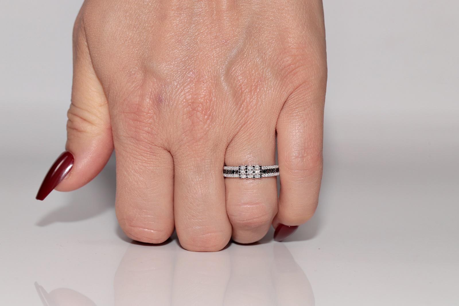 Rétro Bague de fabrication neuve en or 18 carats avec diamants blancs naturels et noirs en vente