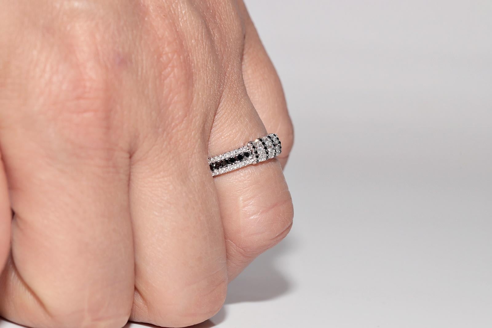 Taille brillant Bague de fabrication neuve en or 18 carats avec diamants blancs naturels et noirs en vente