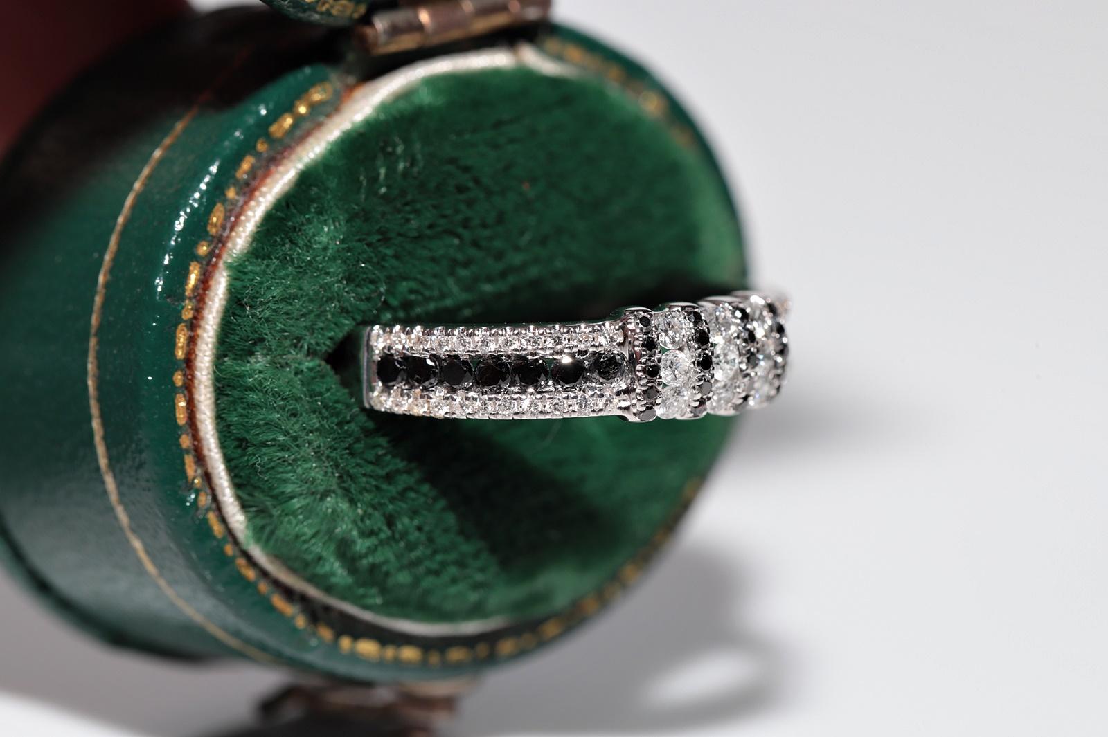 Bague de fabrication neuve en or 18 carats avec diamants blancs naturels et noirs en vente 1