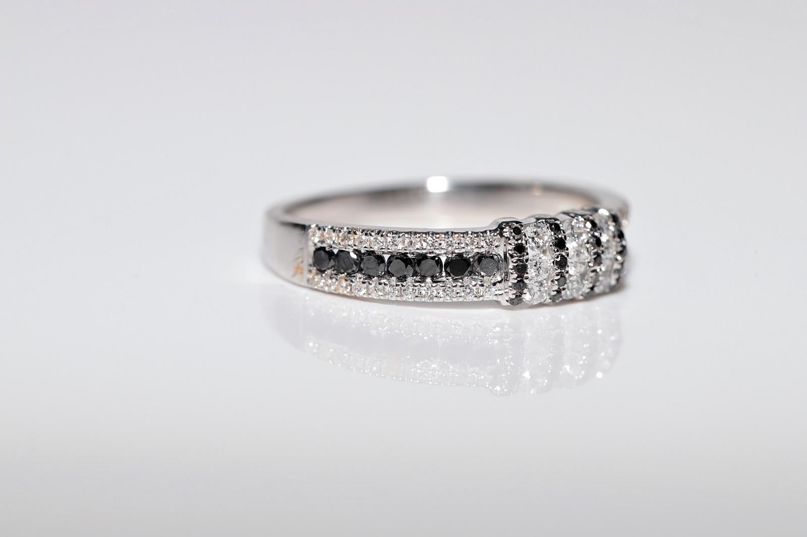 Bague de fabrication neuve en or 18 carats avec diamants blancs naturels et noirs en vente 3