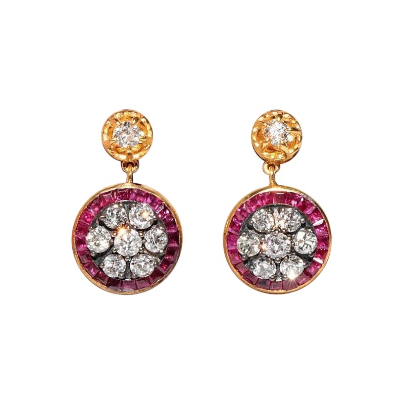 Orecchino decorato con diamanti naturali e rubini di calibro, di nuova produzione, in oro 18k e argento.