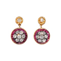 Orecchino decorato con diamanti naturali e rubini di calibro, di nuova produzione, in oro 18k e argento.