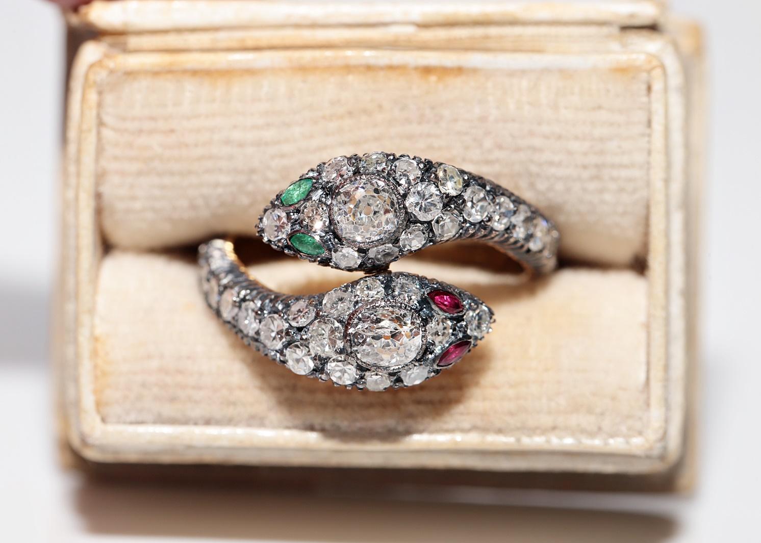 
En muy buen estado.
El peso total es de 4,7 gramos.
Totalmente es doble diamante principal 0,60 ct.
Totalmente es diamante lateral 1,03 ct.
El diamante suele tener un color H-I-J y una pureza s1-2.
Totalmente esmeralda y rubí 0.15 ct.
La talla del