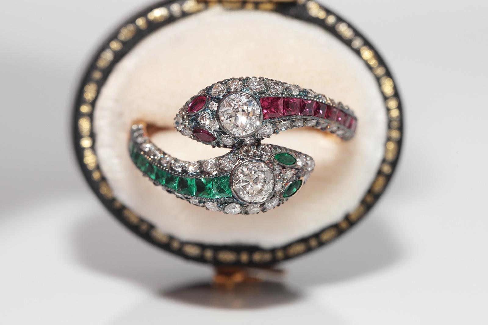 In sehr gutem Zustand.
Das Gesamtgewicht beträgt 4.8 Gramm.
Insgesamt ist der Diamant 1,29 ct.
Der Diamant hat die Farbe G-H und die Reinheit vs1-s1.
Totally ist ein natürlicher Rubin 0,55 ct.
Totally ist ein natürlicher Smaragd 0,44 ct.
Ringgröße
