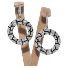 Orecchini a goccia di nuova produzione in oro bianco 18 carati con diamanti naturali decorati e design a cerchio