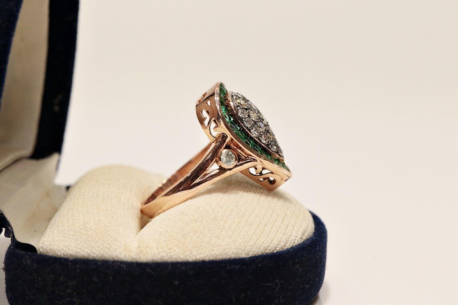 Neu Hergestellter 8k Gold Natürlicher Diamant und Kaliber Smaragd Dekorierter Ring  (Brillantschliff) im Angebot