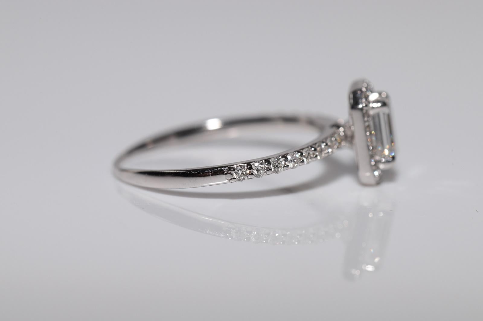 Anello solitario con diamante naturale taglio baguette in oro 14k di nuova produzione in vendita 4