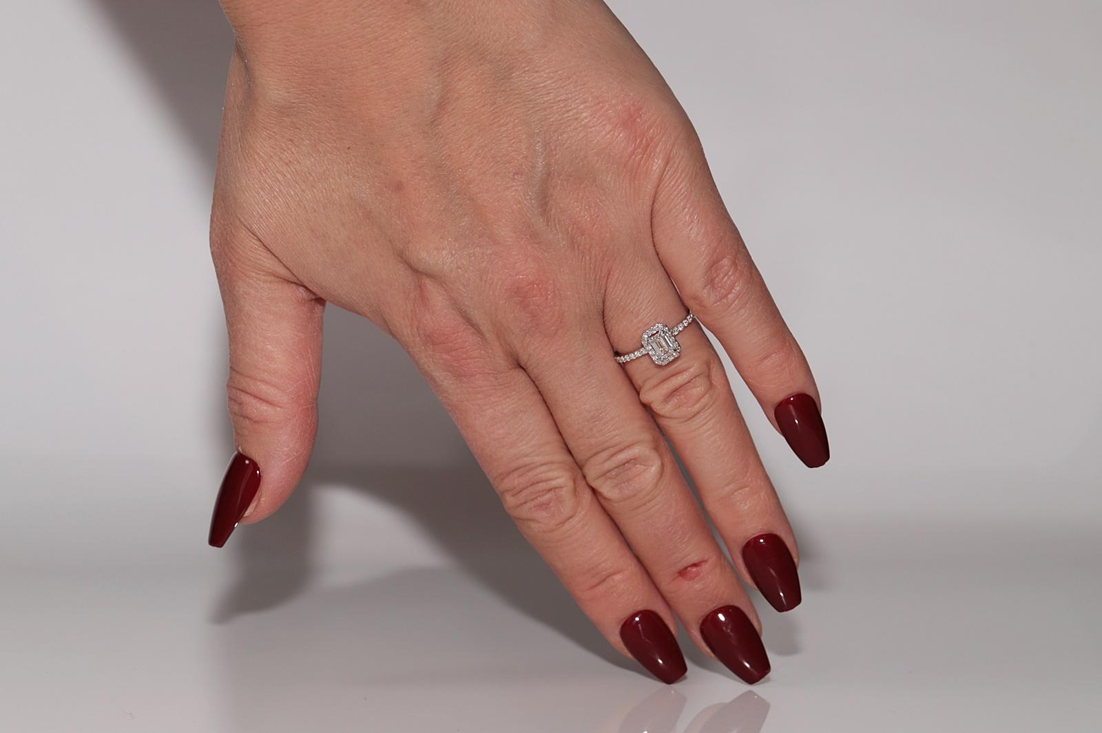 Anello solitario con diamante naturale taglio baguette in oro 14k di nuova produzione in vendita 8