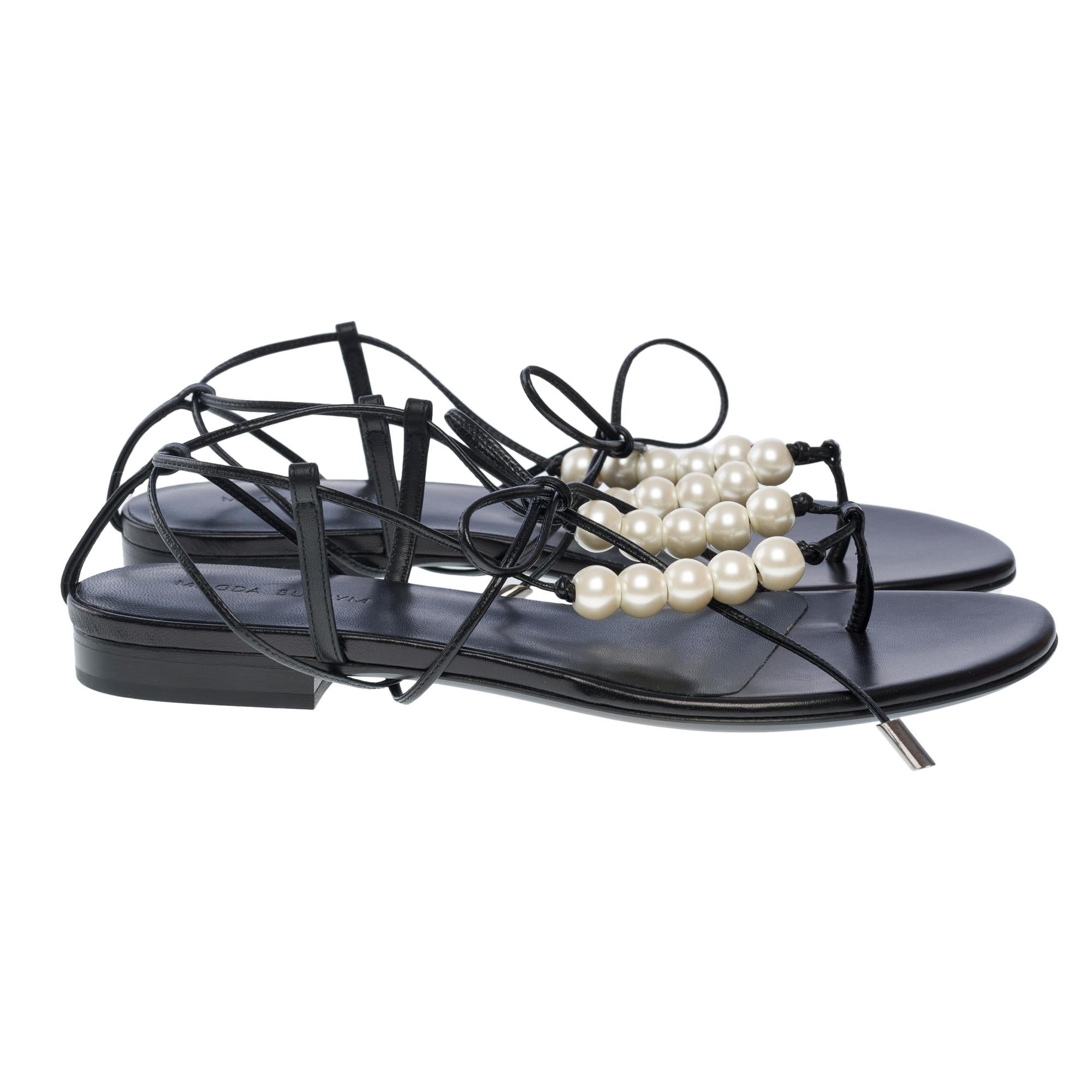Nuevas sandalias planas Magda Butrym  en piel negra y imitación perla , Talla 38 en venta 2