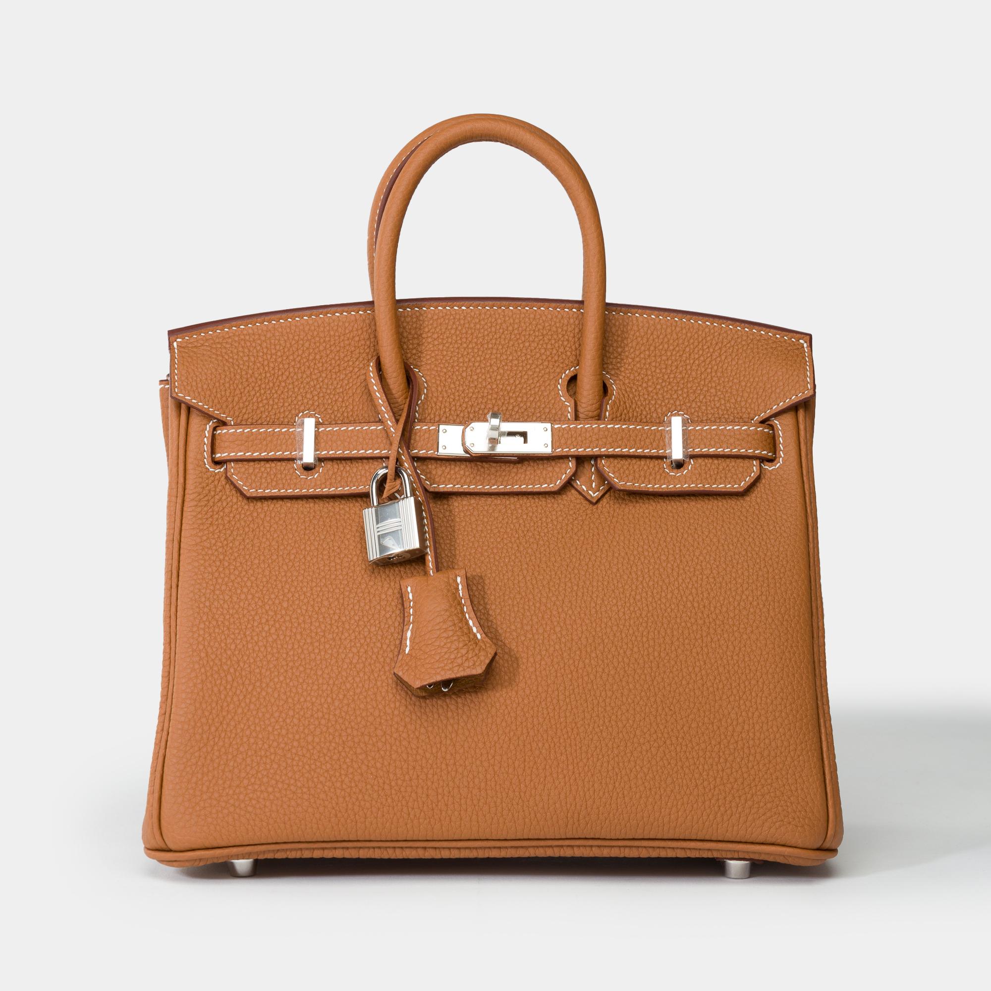 Exquisite​​ ​​Birkin​​ ​​25​​ ​​handbag​​ ​​in​​​ ​Togo​​ ​​Gold​ ​leather,​​ ​​palladium​ ​silver​ ​​​metal​​ ​​trim​​ ​​,​​ ​​double​​ ​​handle​​ ​​in​​ ​​gold​ ​​leather​​ ​​allowing​​ ​​a​​ ​​hand​​ ​​carry

Flap​​ ​​closure
Gold​​ ​​leather​​