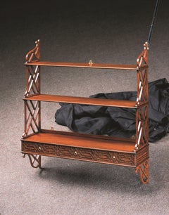 New Mahogany Mahippendale Style Hanging Shelf with Three Blind Fret Drawers (Étagère suspendue en acajou avec trois tiroirs à fret aveugle)