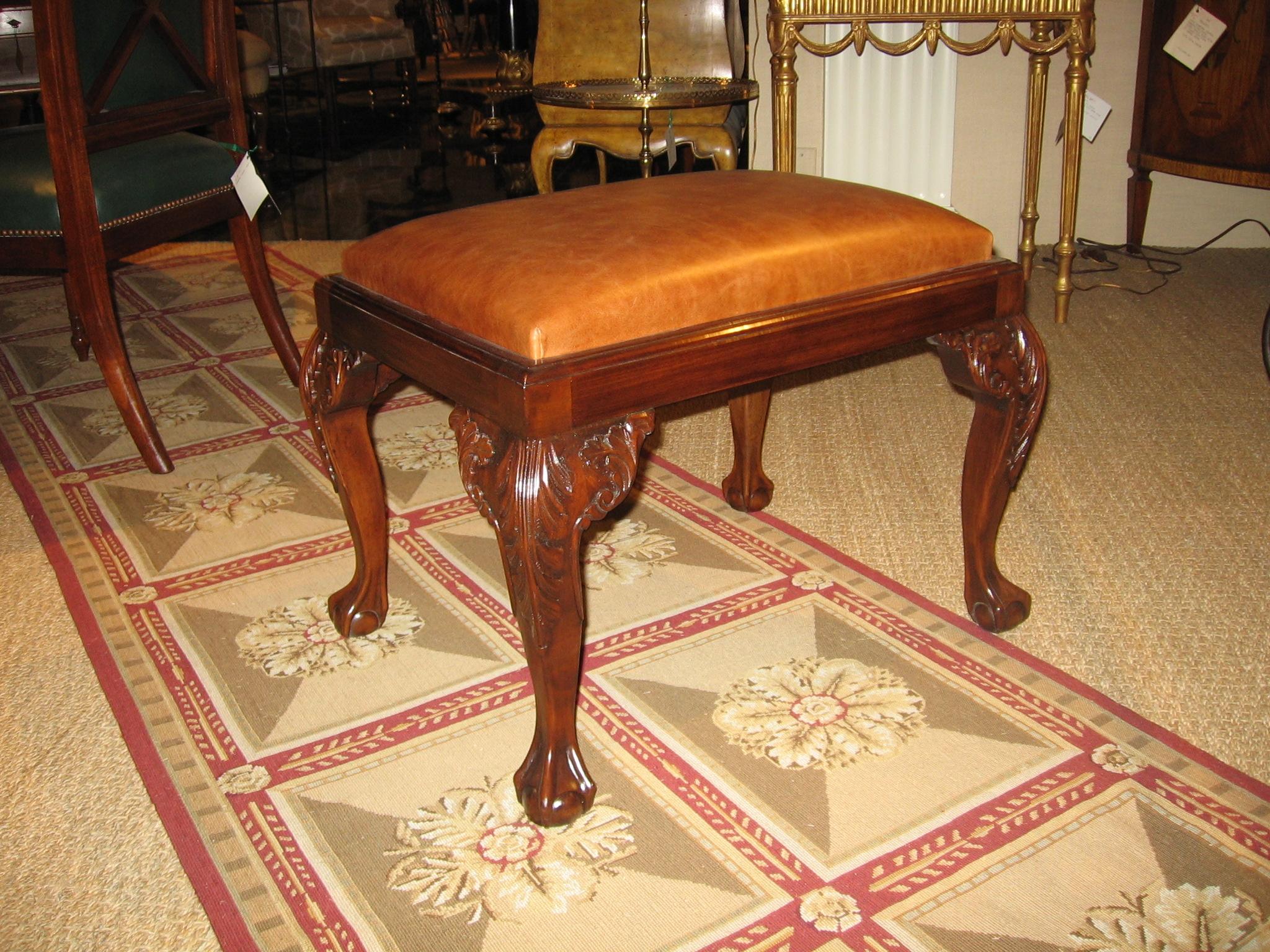 Intagliato a mano NUOVO Sgabello in stile Chippendale in mogano con gambe cabriole intagliate a mano e seduta in pelle in vendita