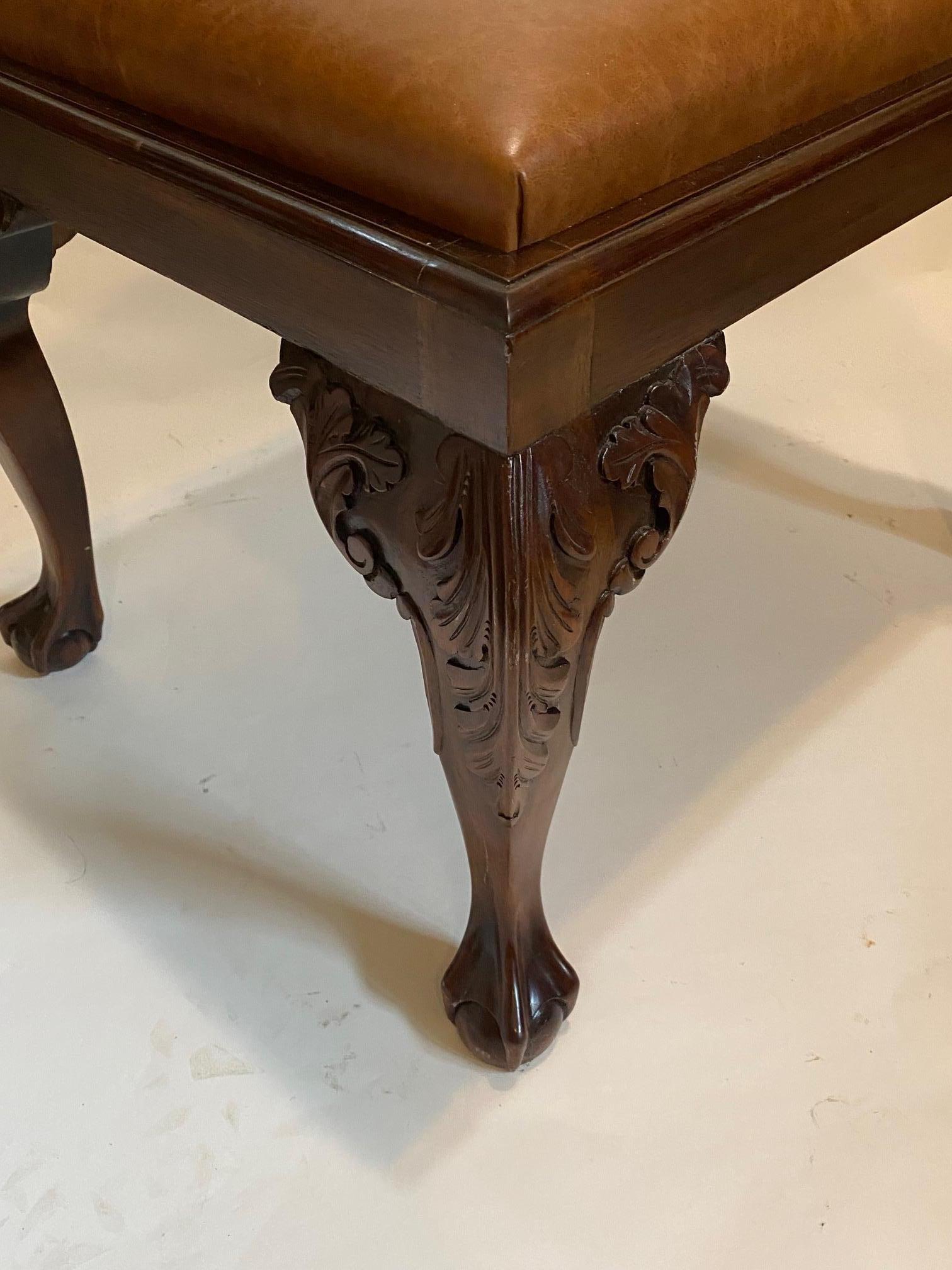 NUOVO Sgabello in stile Chippendale in mogano con gambe cabriole intagliate a mano e seduta in pelle In condizioni Nuovo in vendita a North Salem, NY