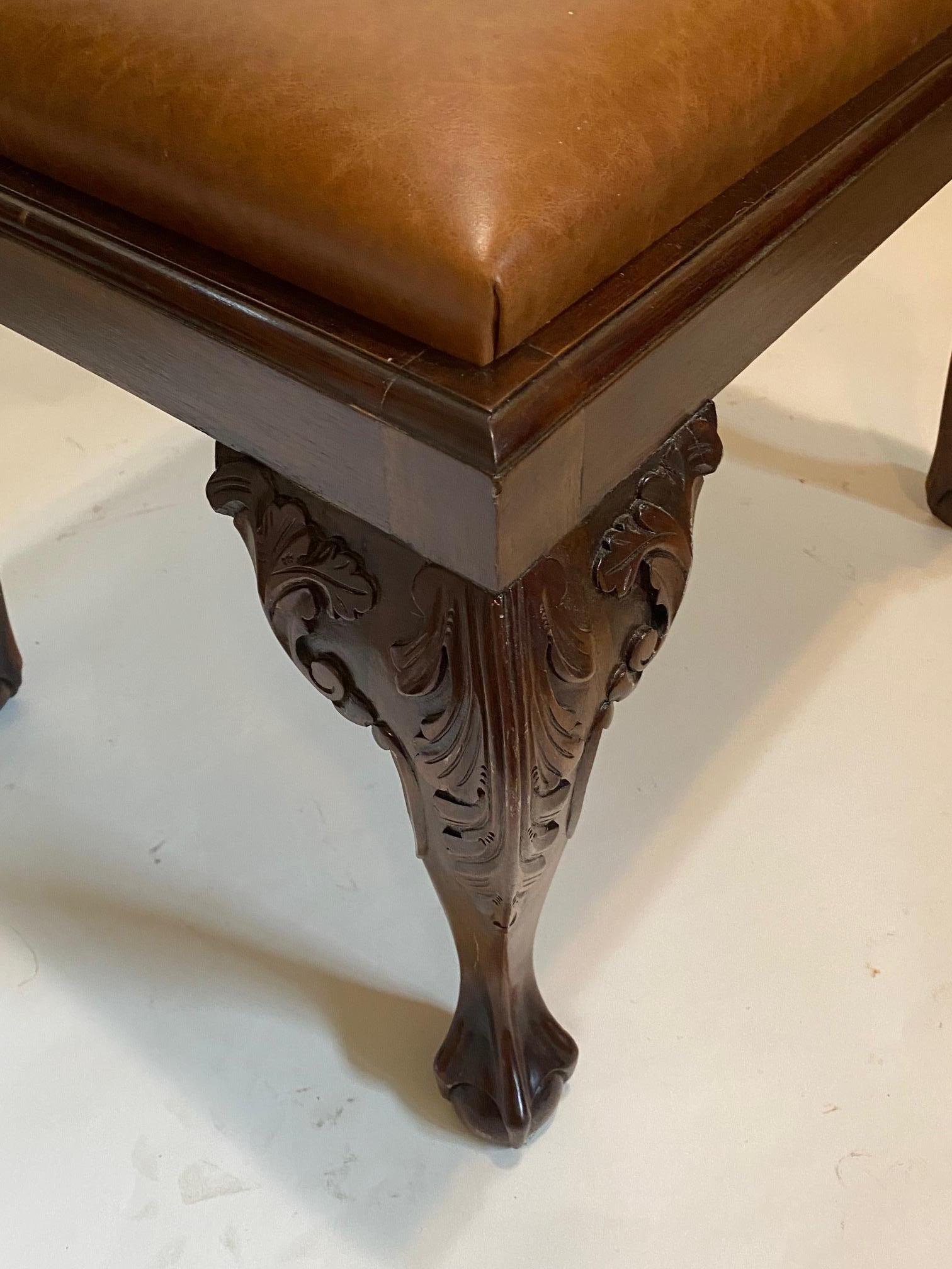 Pelle NUOVO Sgabello in stile Chippendale in mogano con gambe cabriole intagliate a mano e seduta in pelle in vendita