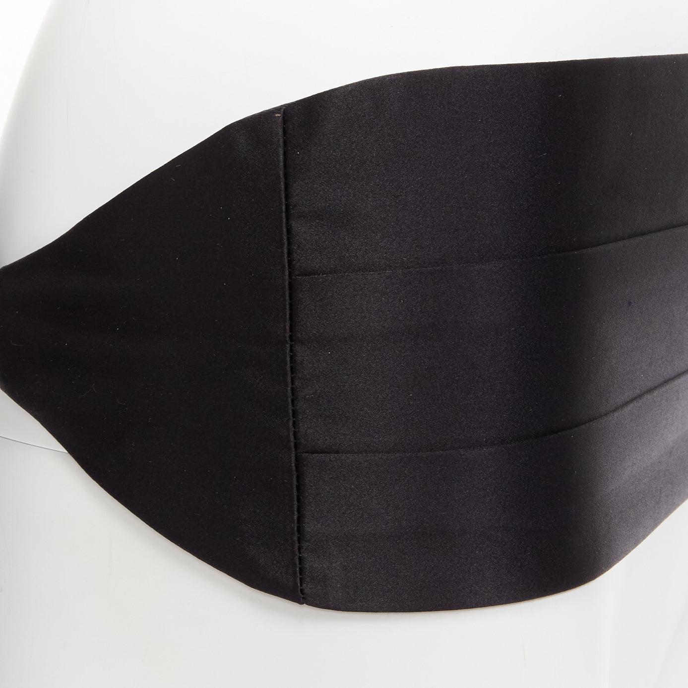 new MAISON MARGIELA 2011 black 100% silk cumberband elastic belt
Reference: BSHW/A00131
Brand: Maison Margiela
Collection: 2011
Material: Silk
Color: Black
Pattern: Solid
Closure: Buckle
Lining: Black Silk
Extra Details: Elasticated strap with