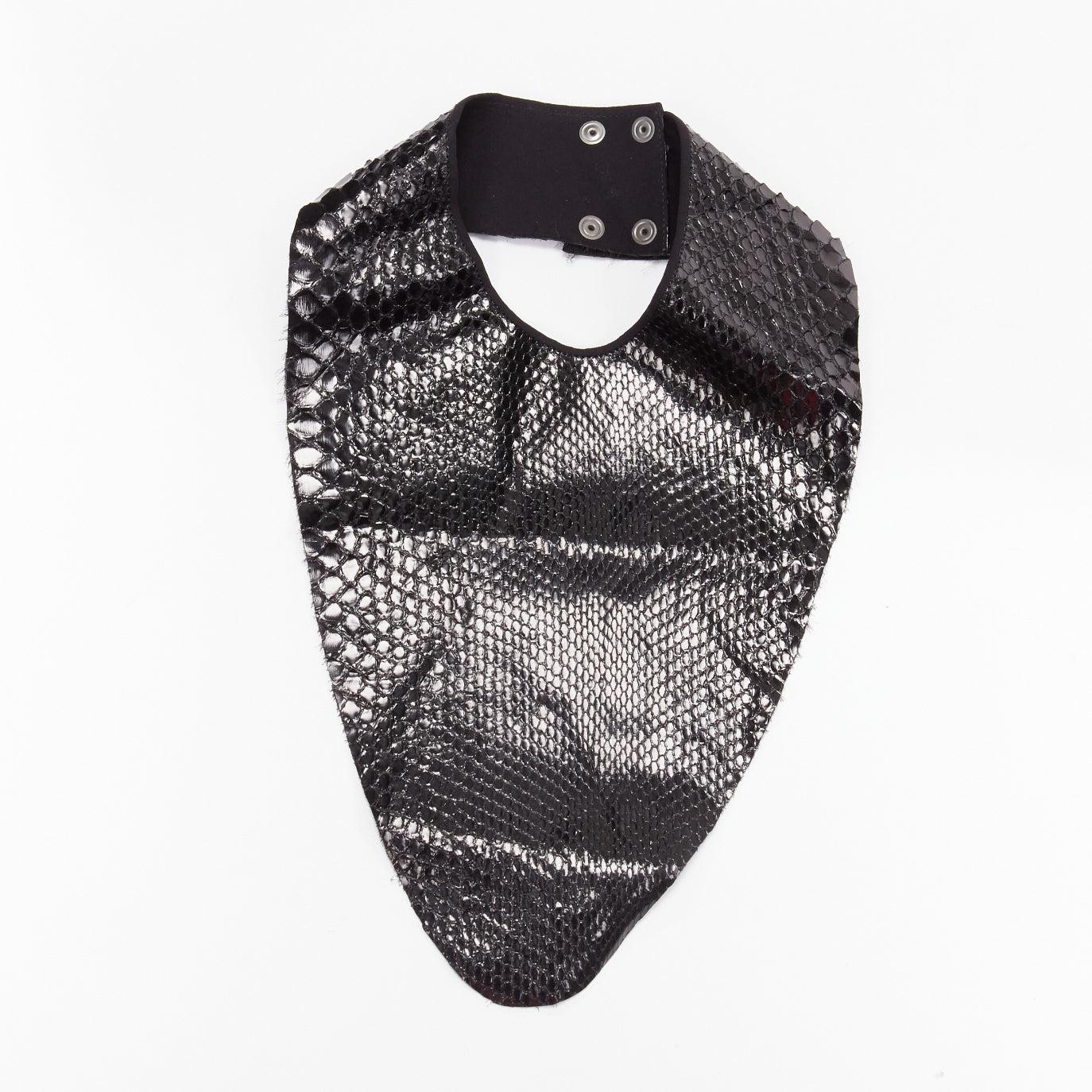 new MAISON MARGIELA 2011 black scaled leather bib collar One Size
Reference: BSHW/A00130
Brand: Maison Margiela
Designer: Martin Margiela
Collection: 2011
Material: Leather
Color: Black
Pattern: Animal Print
Closure: Snap Buttons
Lining: Black