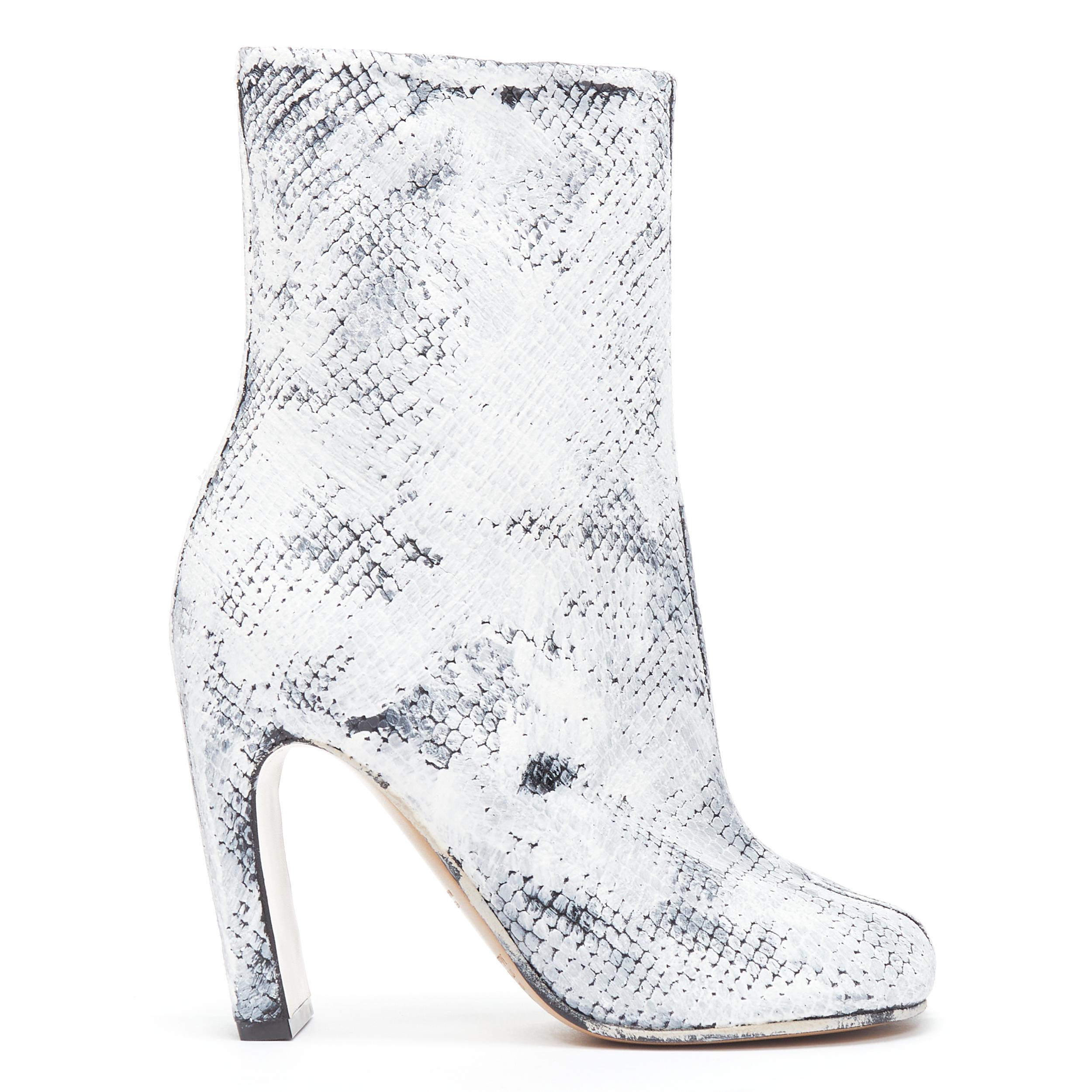 new MAISON MARGIELA Tabi white hand painted scaled split toe ankle boot EU37 
Reference: TGAS/B01299 
Brand: Maison Margiela 
Designer: John Galliano 
Material: Leather 
Color: White 
Pattern: Solid 
Closure: Zip 
Extra Detail: Hand painted on