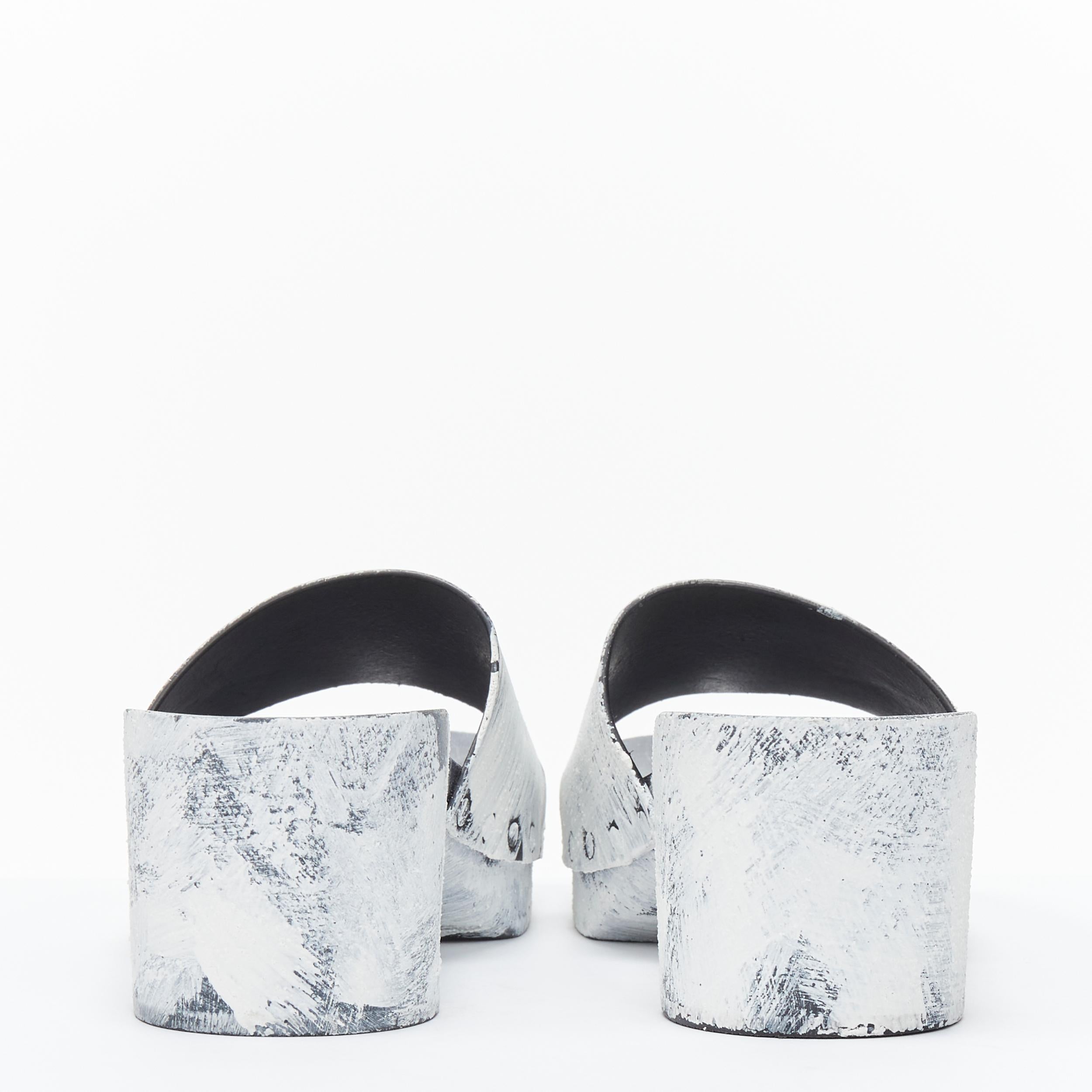 MAISON MARGIELA - Sandales à talons coniques en bois peintes en blanc EU35, neuves Pour femmes en vente