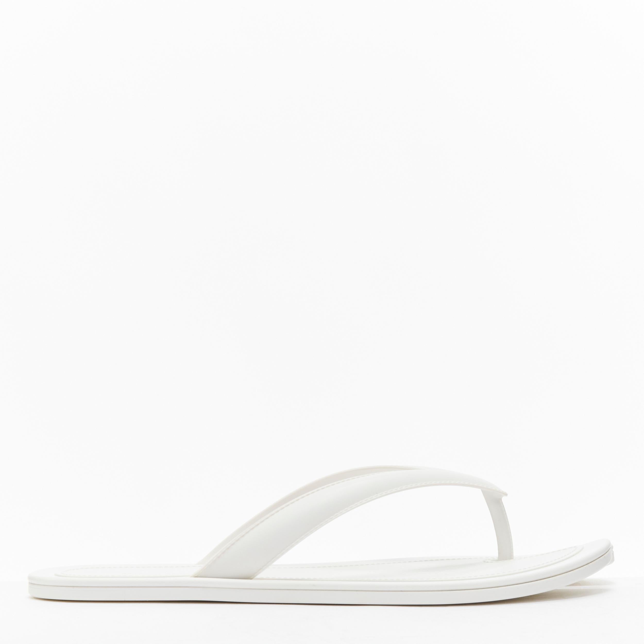 new MAISON MARGIELA Tabi white topstitch rubber flip flop thongs sandals EU39
Reference: LNKO/A02129
Brand: Maison Margiela
Designer: John Galliano
Model: Tabi
Material: Rubber
Color: White
Pattern: Solid
Closure: Slip On
Lining: White Rubber
Made