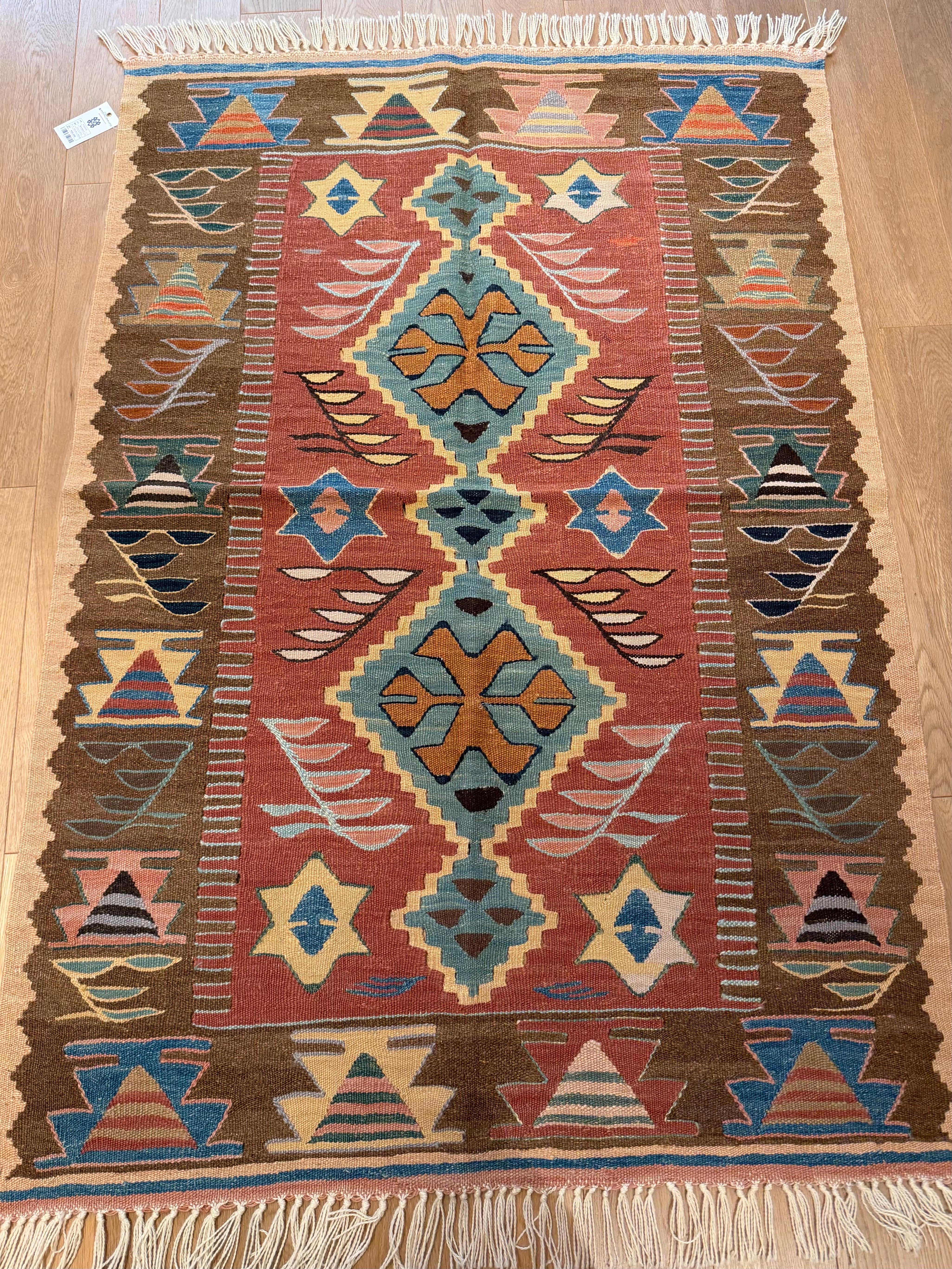 Dies ist ein westanatolischer moderner 'New' Fine Kilim aus der Region Manisa mit einer seltenen und schönen Farbkomposition. 

Dieser Kelim wird nach traditionellen Kelimtechniken gewebt. Manisa ist eine Stadt mit einem florierenden Projekt zur