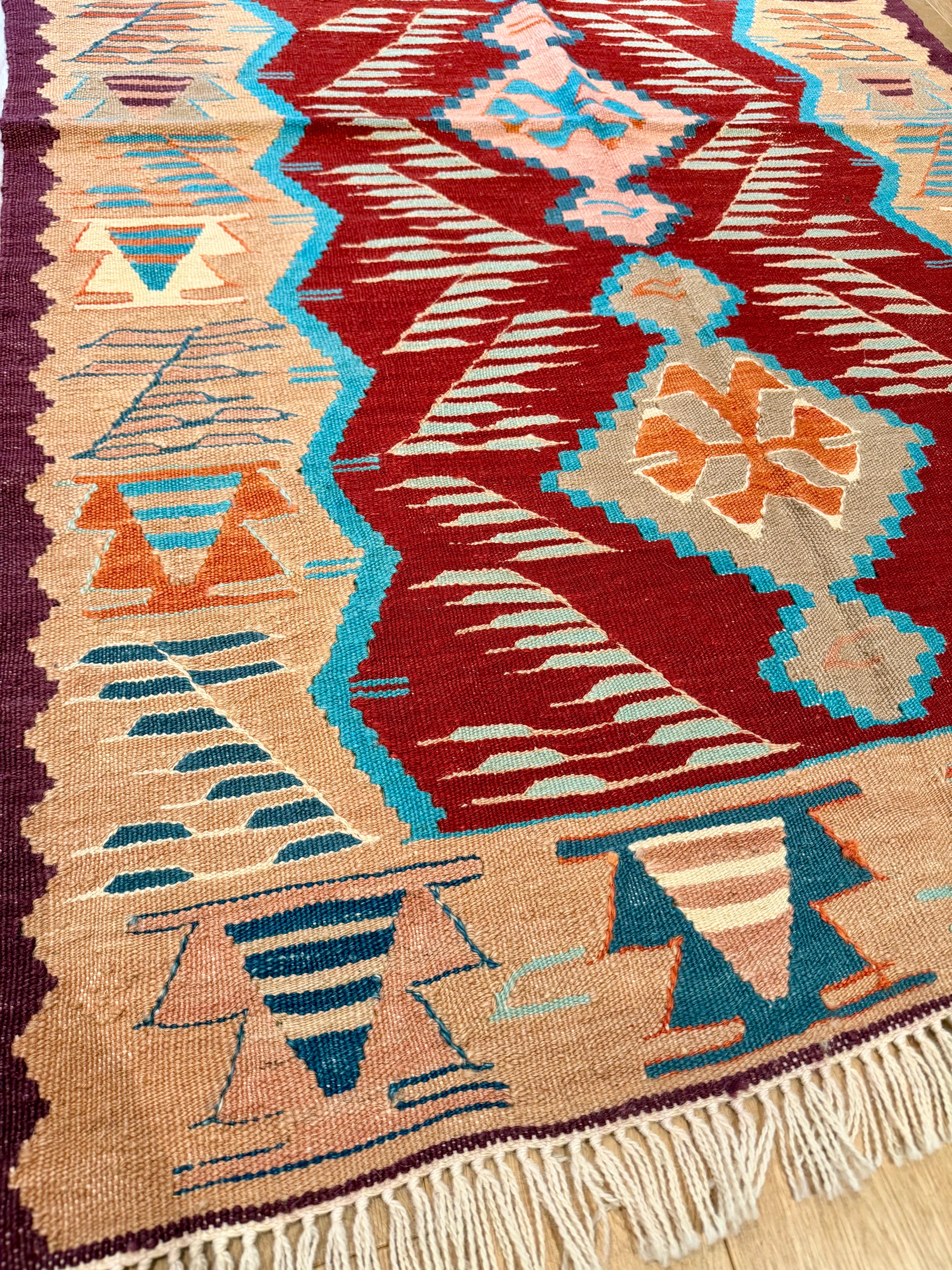 Dies ist ein westanatolischer moderner 'New' Fine Kilim aus der Region Manisa mit einer seltenen und schönen Farbkomposition. 

Dieser Kelim wird nach traditionellen Kelimtechniken gewebt. Manisa ist eine Stadt mit einem florierenden Projekt zur