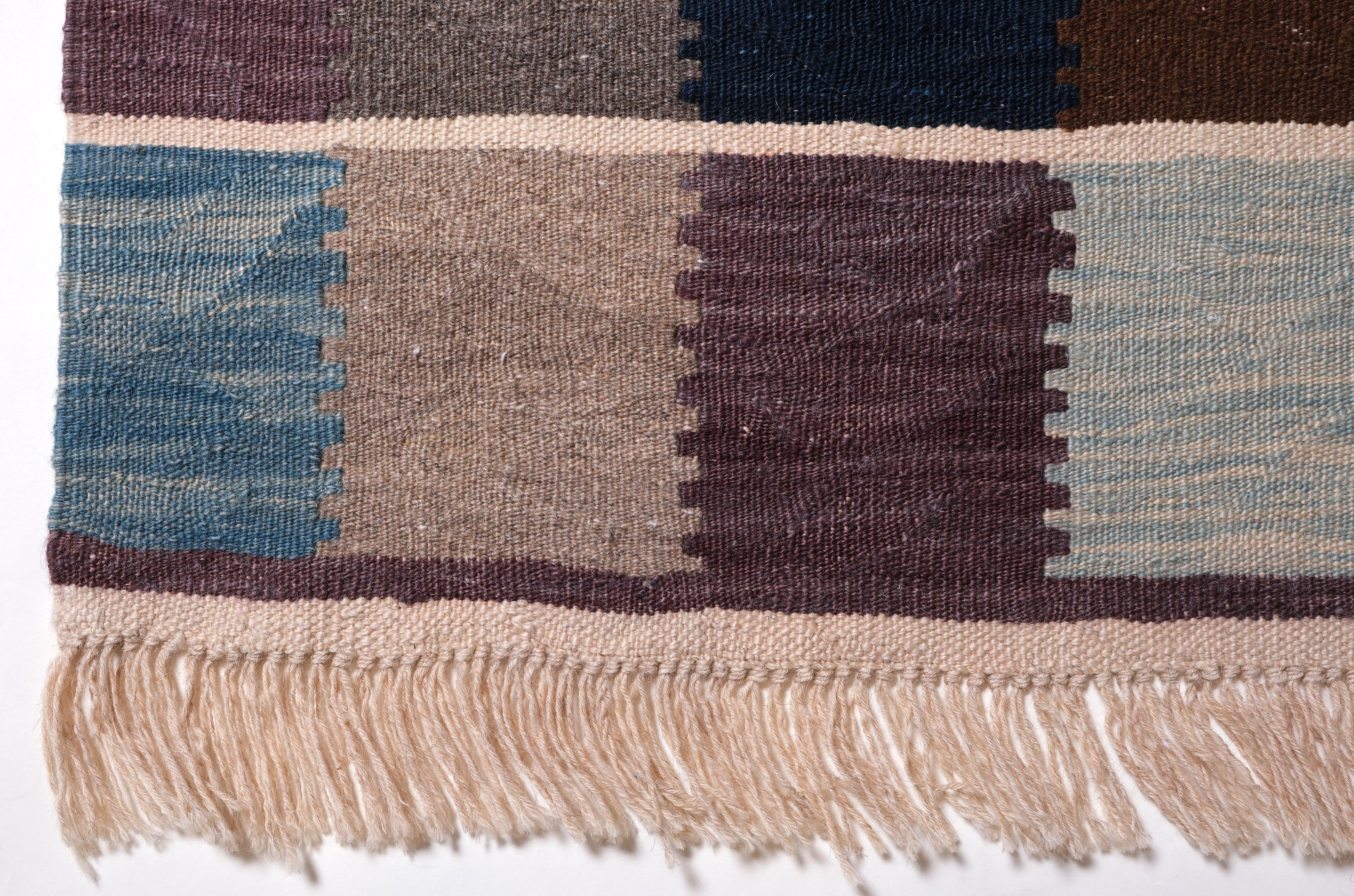 Se trata de un fino kilim moderno 
