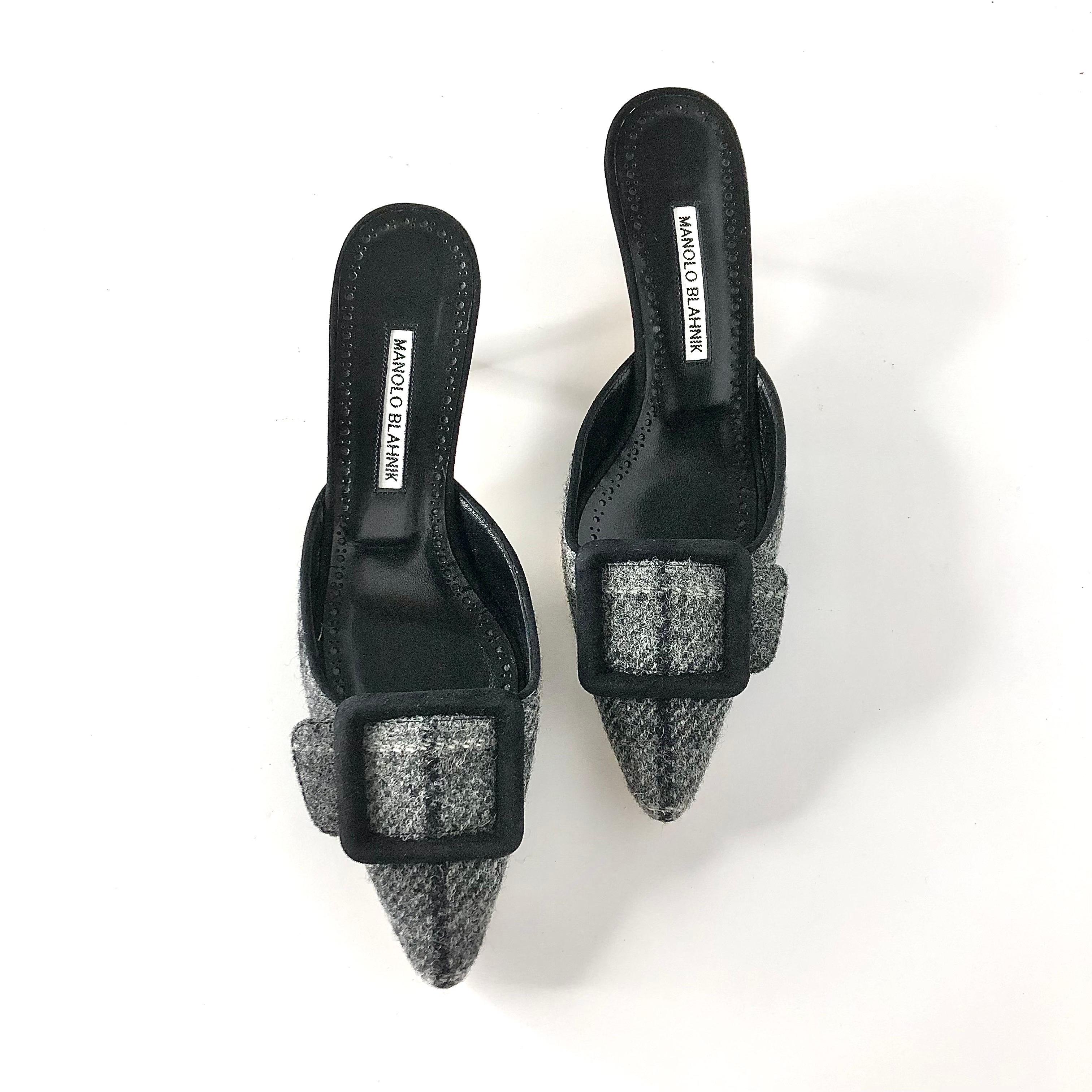 Manolo Blahnik Maysalebi con stampa a scacchi a punta con tacco a gattino Pumps
Nuovo, senza scatola originale
Colore Grigio Multi
Taglia 39IT
Tomaia in tweed
Suola in cuoio
A punta
Tacco a gattino
Motivo a scacchi
Dettaglio fibbia grande
Tacco di