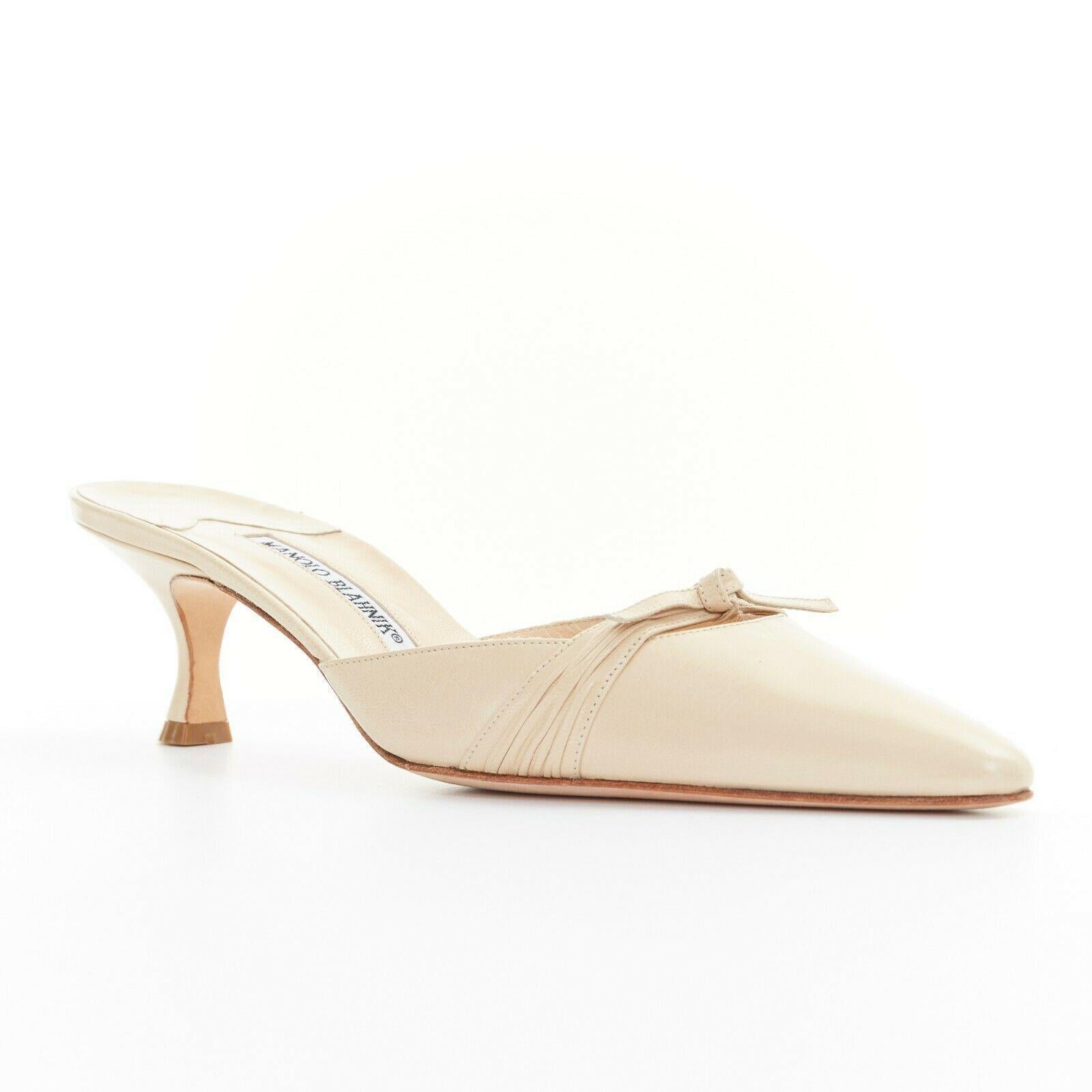 new MANOLO BLAHNIK nude bow point toe slip on curved kitten heel mule EU38
MANOLO BLAHNIK
Nude leather upper. 
Bow detail across toe box. 
Pointed toe. 
Curved kitten heel. 
Mule heels. 
Made in Italy.

CONDITION
New without box, minor scratches on