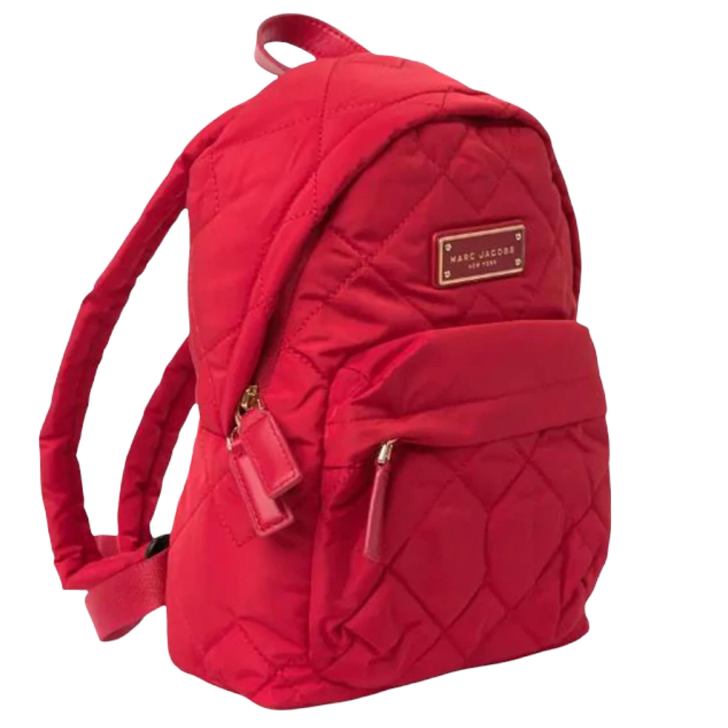 NEU Marc Jacobs Rote gesteppte Nylon-Mini-Rucksack-Tasche im Zustand „Neu“ in San Marcos, CA